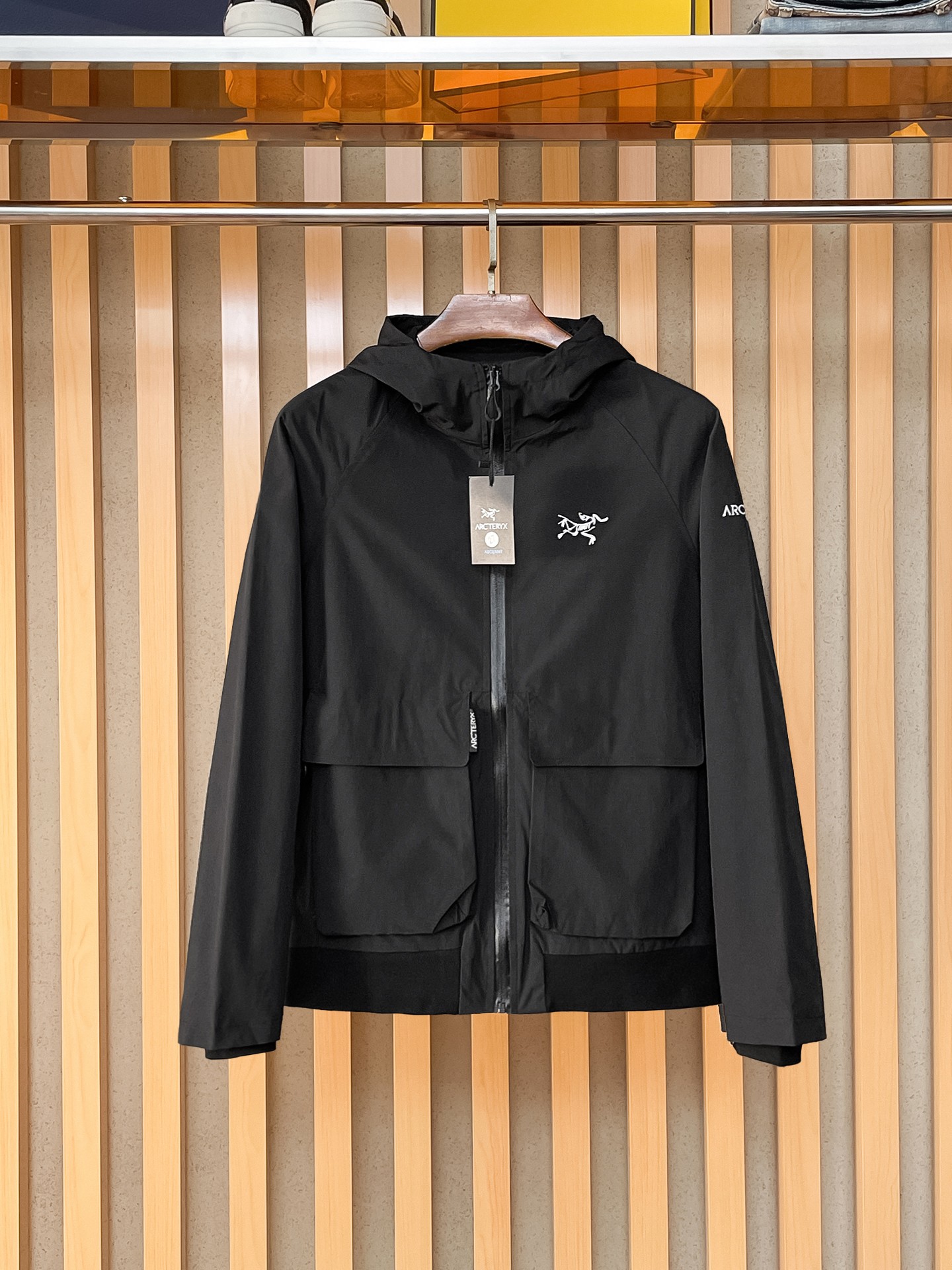 🌟🌟始祖鸟、2025新款男士休闲定制夹克外套。穿上简约干练的休闲外套，瞬间重回时髦霸气，又是活力满满的状