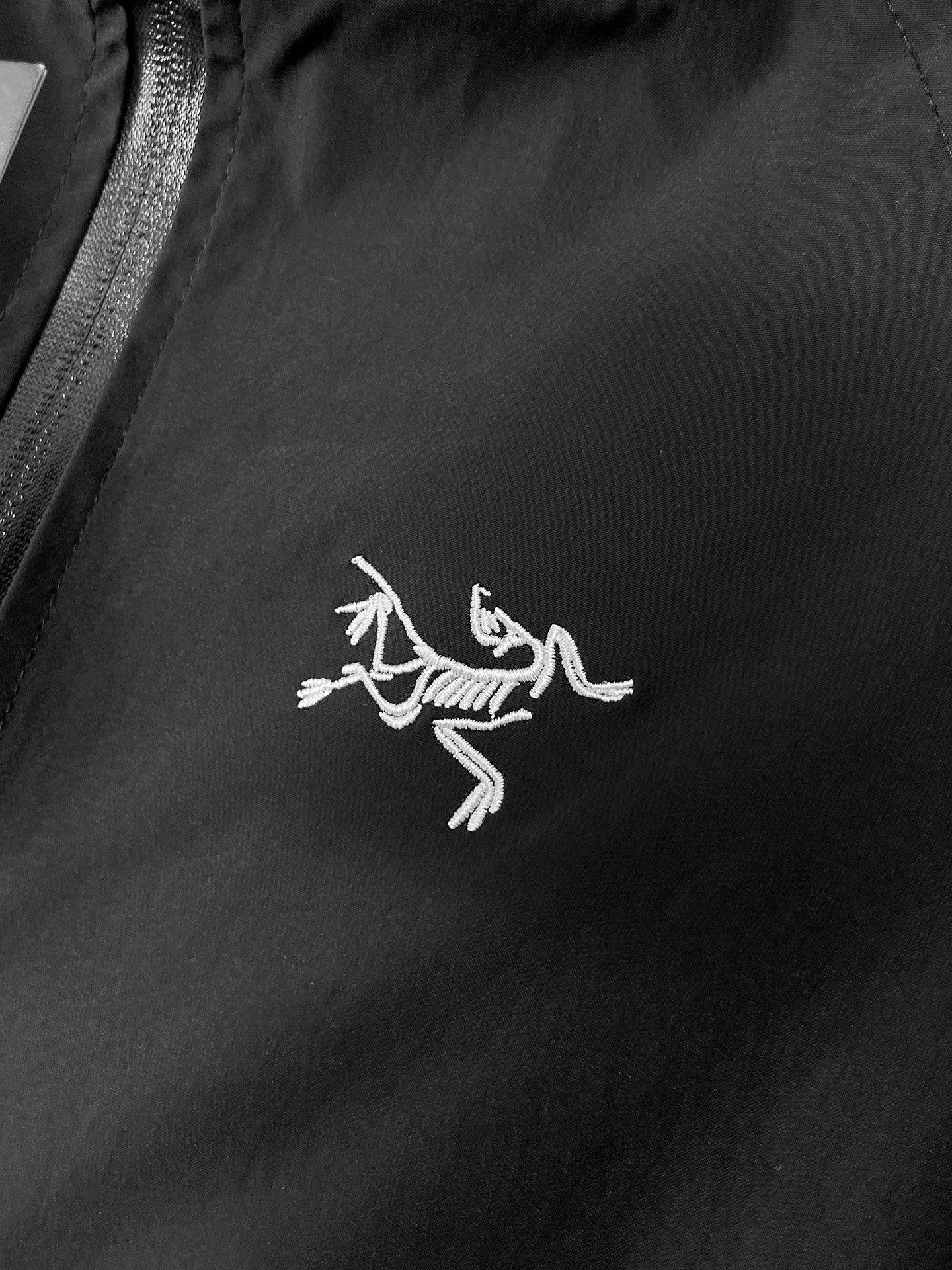 🌟🌟始祖鸟、2025新款男士休闲定制夹克外套。穿上简约干练的休闲外套，瞬间重回时髦霸气，又是活力满满的状