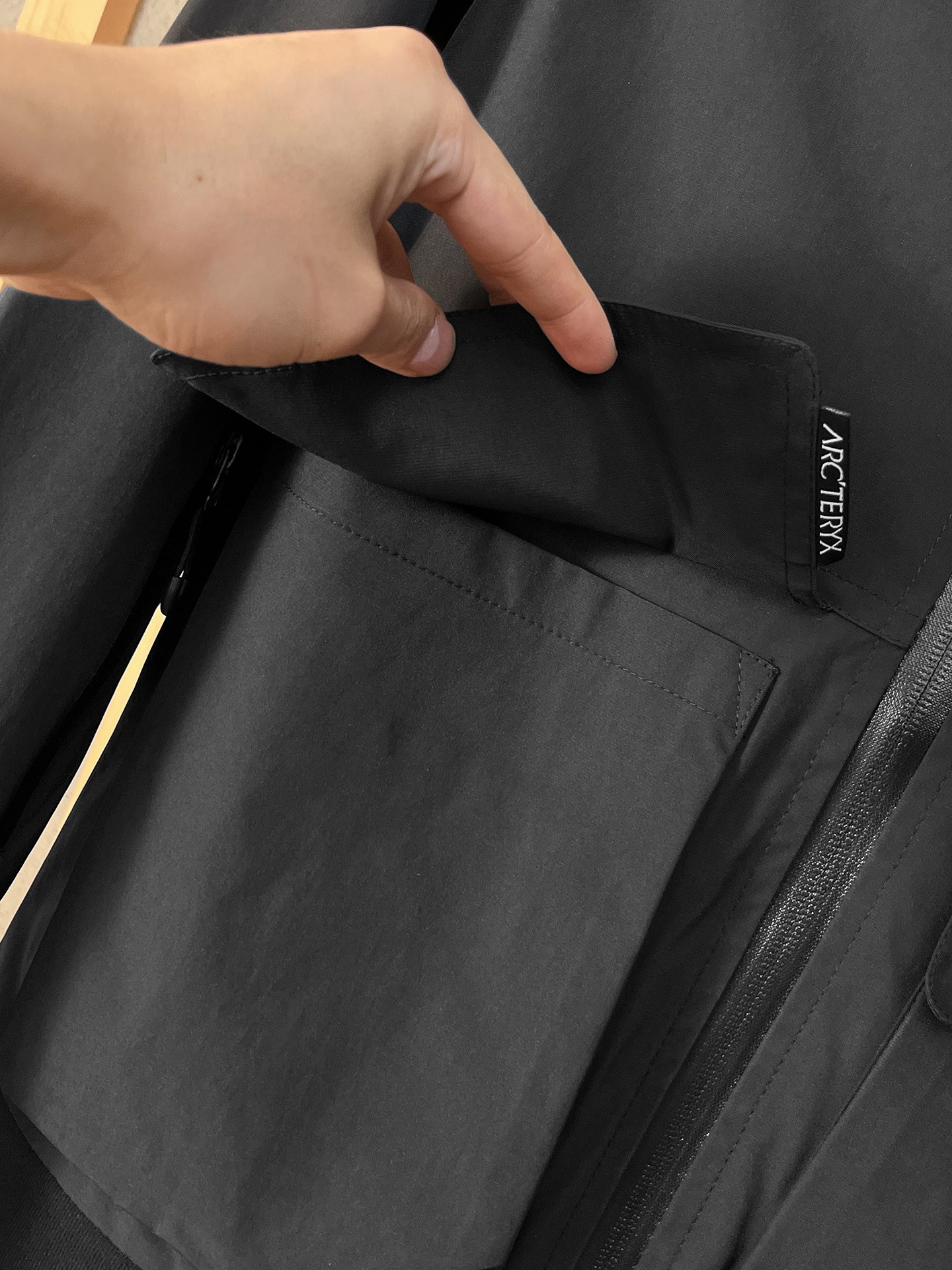 🌟🌟始祖鸟、2025新款男士休闲定制夹克外套。穿上简约干练的休闲外套，瞬间重回时髦霸气，又是活力满满的状