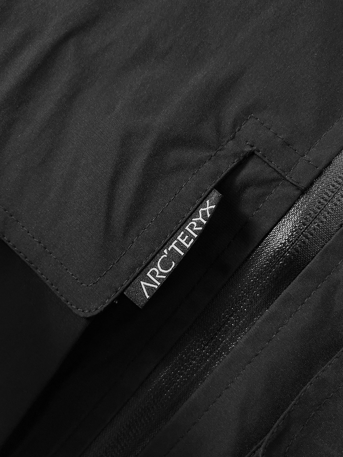 🌟🌟始祖鸟、2025新款男士休闲定制夹克外套。穿上简约干练的休闲外套，瞬间重回时髦霸气，又是活力满满的状