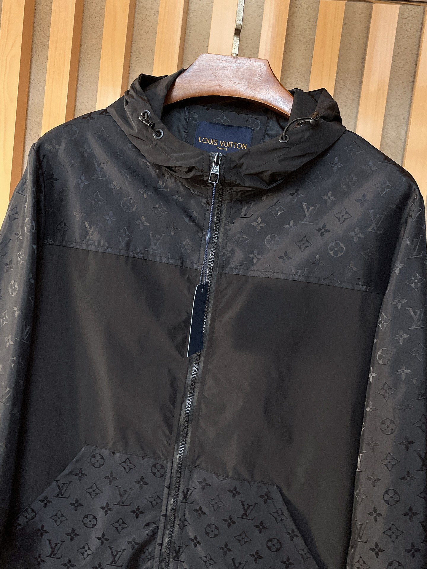 🌟🌟LV、2025新款男士休闲定制夹克外套。穿上简约干练的休闲外套，瞬间重回时髦霸气，又是活力满满的状态