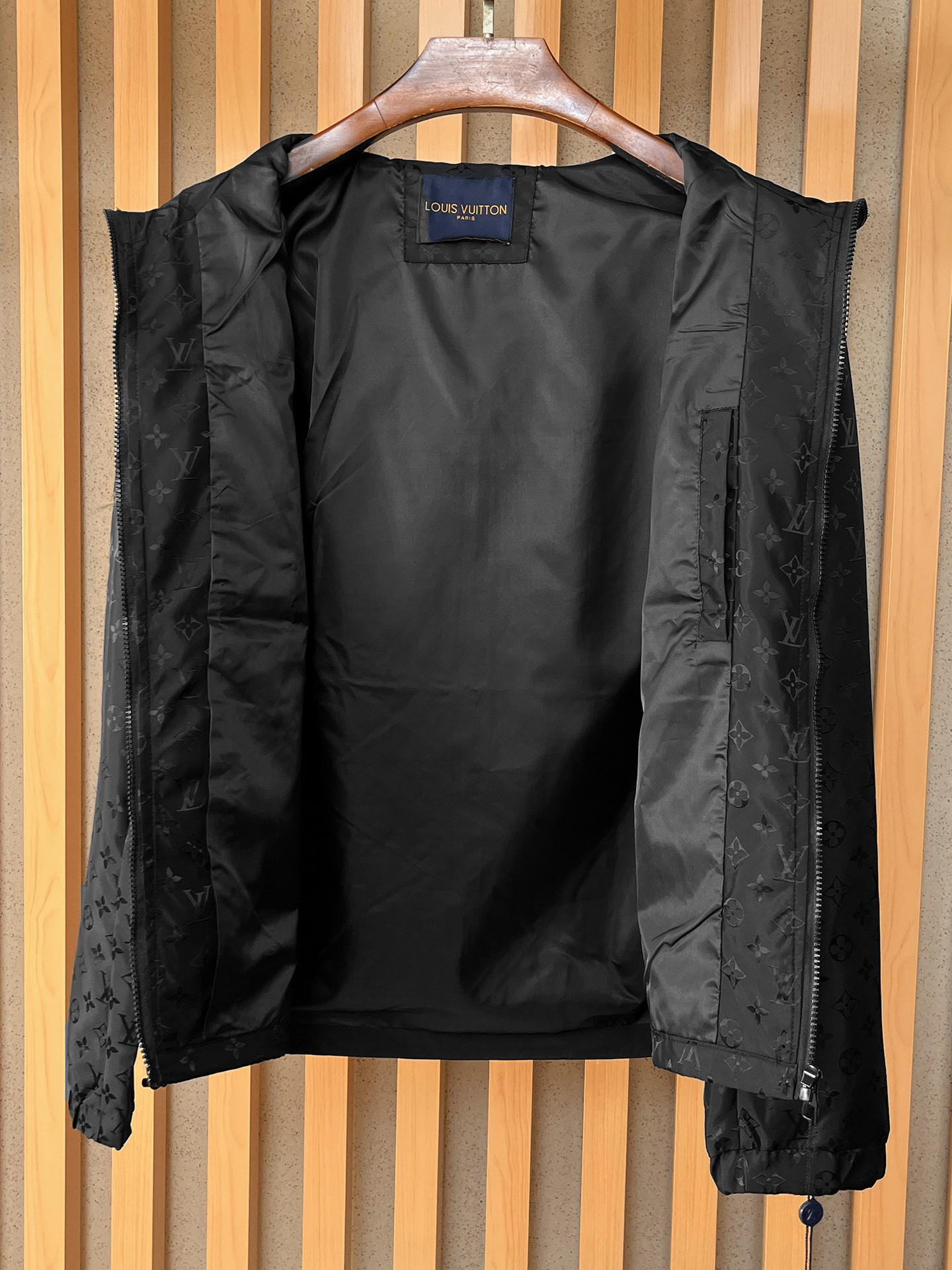 🌟🌟LV、2025新款男士休闲定制夹克外套。穿上简约干练的休闲外套，瞬间重回时髦霸气，又是活力满满的状态