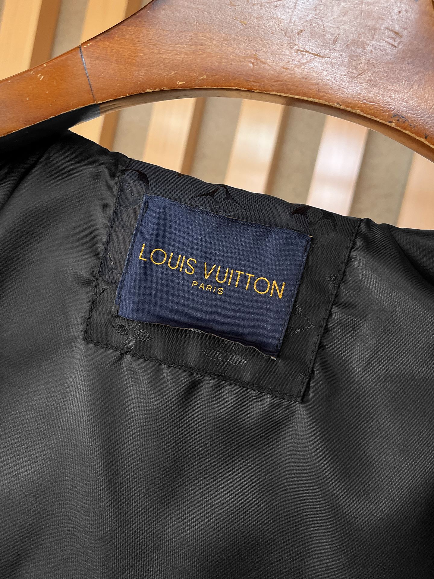 🌟🌟LV、2025新款男士休闲定制夹克外套。穿上简约干练的休闲外套，瞬间重回时髦霸气，又是活力满满的状态