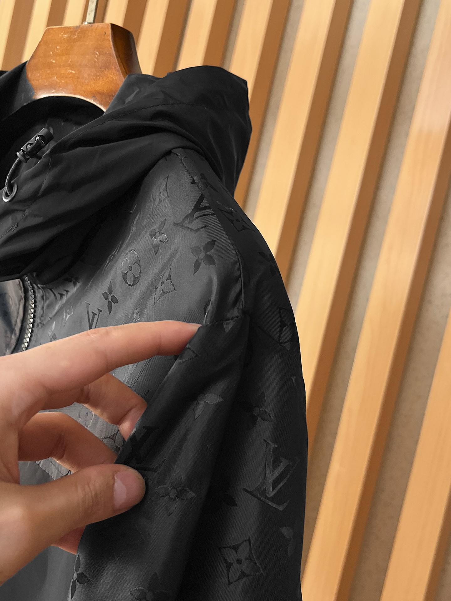 🌟🌟LV、2025新款男士休闲定制夹克外套。穿上简约干练的休闲外套，瞬间重回时髦霸气，又是活力满满的状态