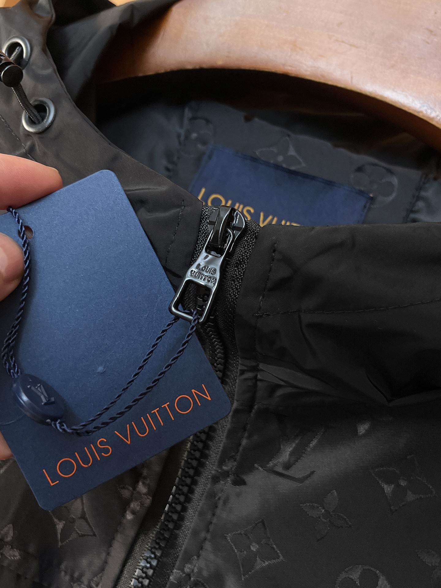 🌟🌟LV、2025新款男士休闲定制夹克外套。穿上简约干练的休闲外套，瞬间重回时髦霸气，又是活力满满的状态