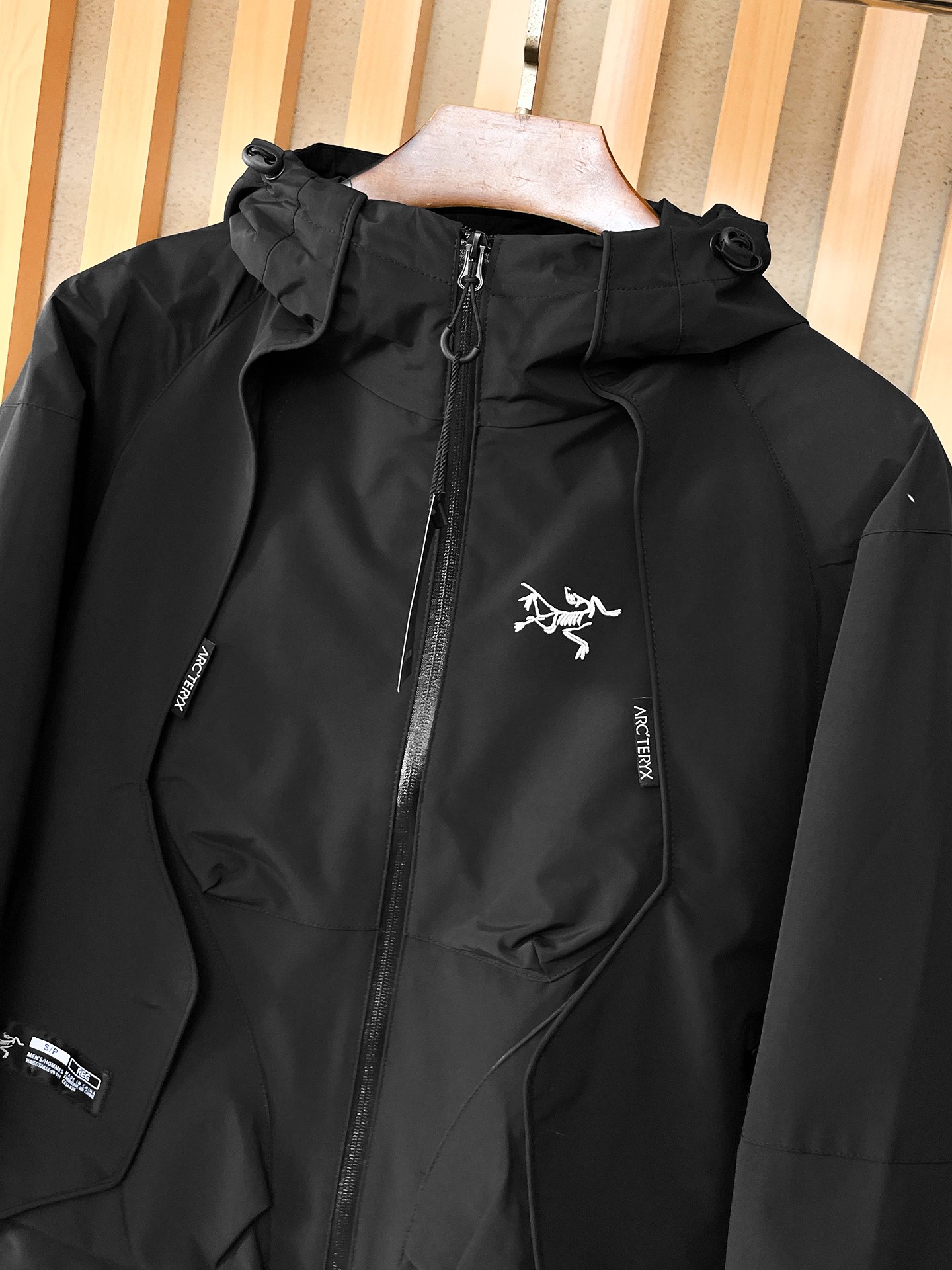 🌟🌟始祖鸟、2025新款男士休闲定制夹克外套。穿上简约干练的休闲外套，瞬间重回时髦霸气，又是活力满满的状