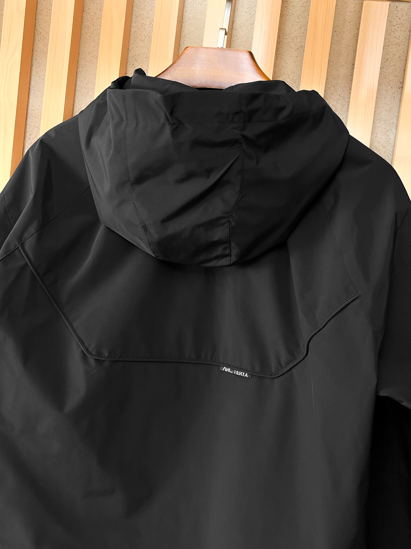 🌟🌟始祖鸟、2025新款男士休闲定制夹克外套。穿上简约干练的休闲外套，瞬间重回时髦霸气，又是活力满满的状