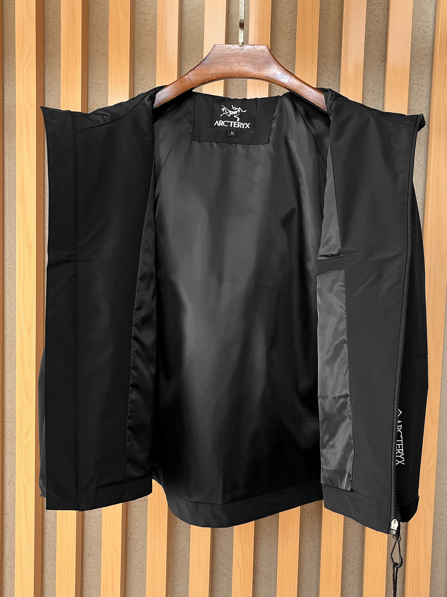 🌟🌟始祖鸟、2025新款男士休闲定制夹克外套。穿上简约干练的休闲外套，瞬间重回时髦霸气，又是活力满满的状