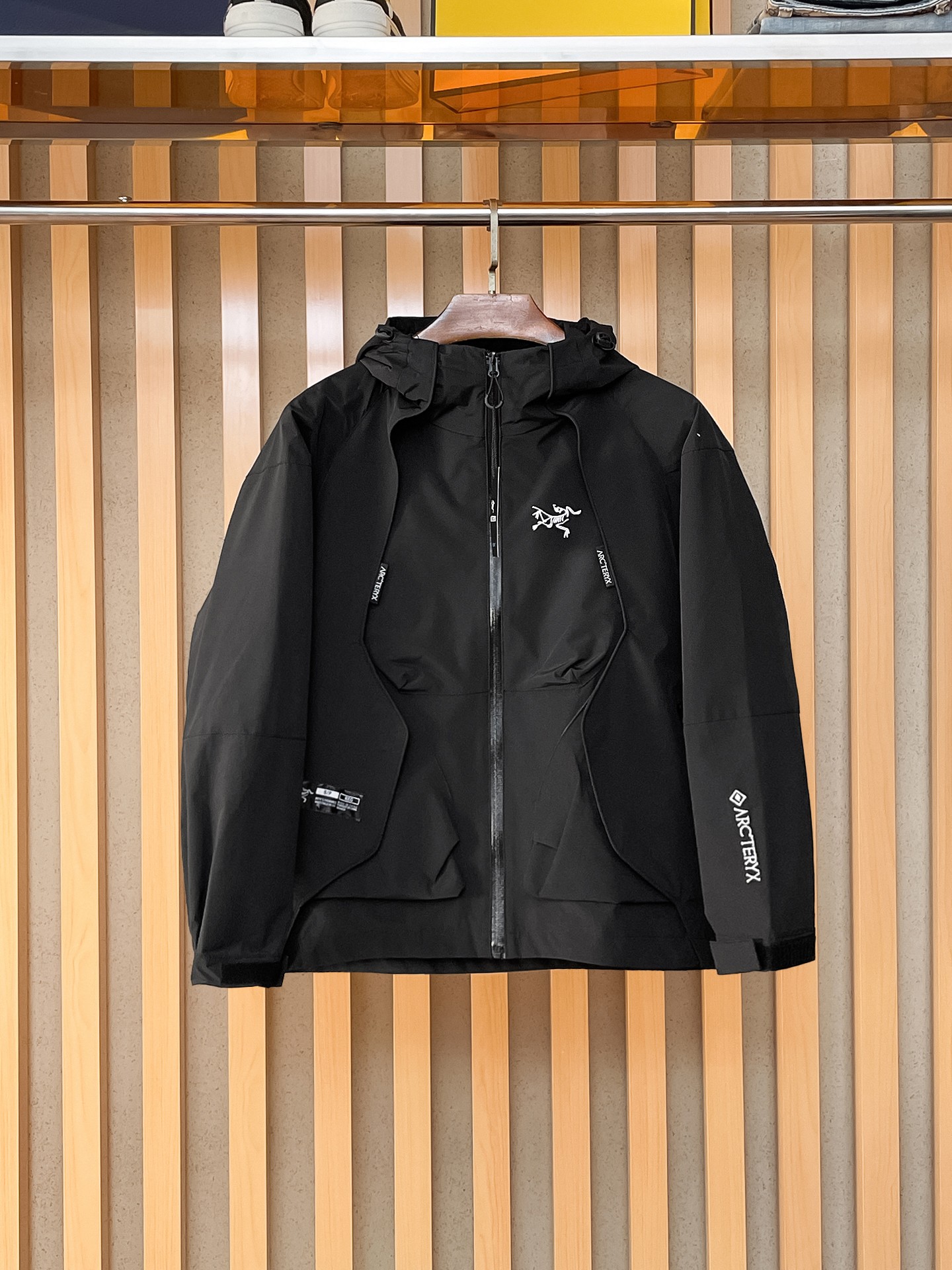 🌟🌟始祖鸟、2025新款男士休闲定制夹克外套。穿上简约干练的休闲外套，瞬间重回时髦霸气，又是活力满满的状