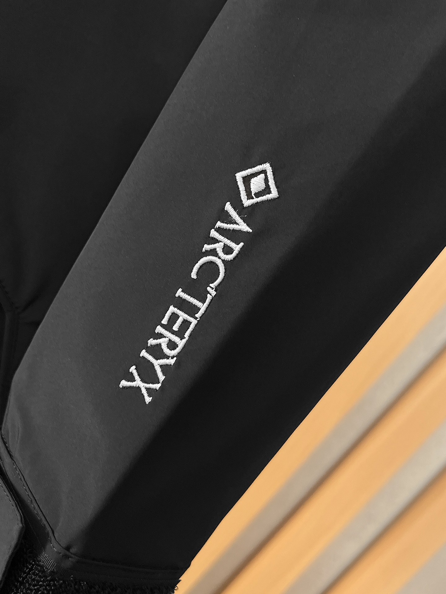 🌟🌟始祖鸟、2025新款男士休闲定制夹克外套。穿上简约干练的休闲外套，瞬间重回时髦霸气，又是活力满满的状