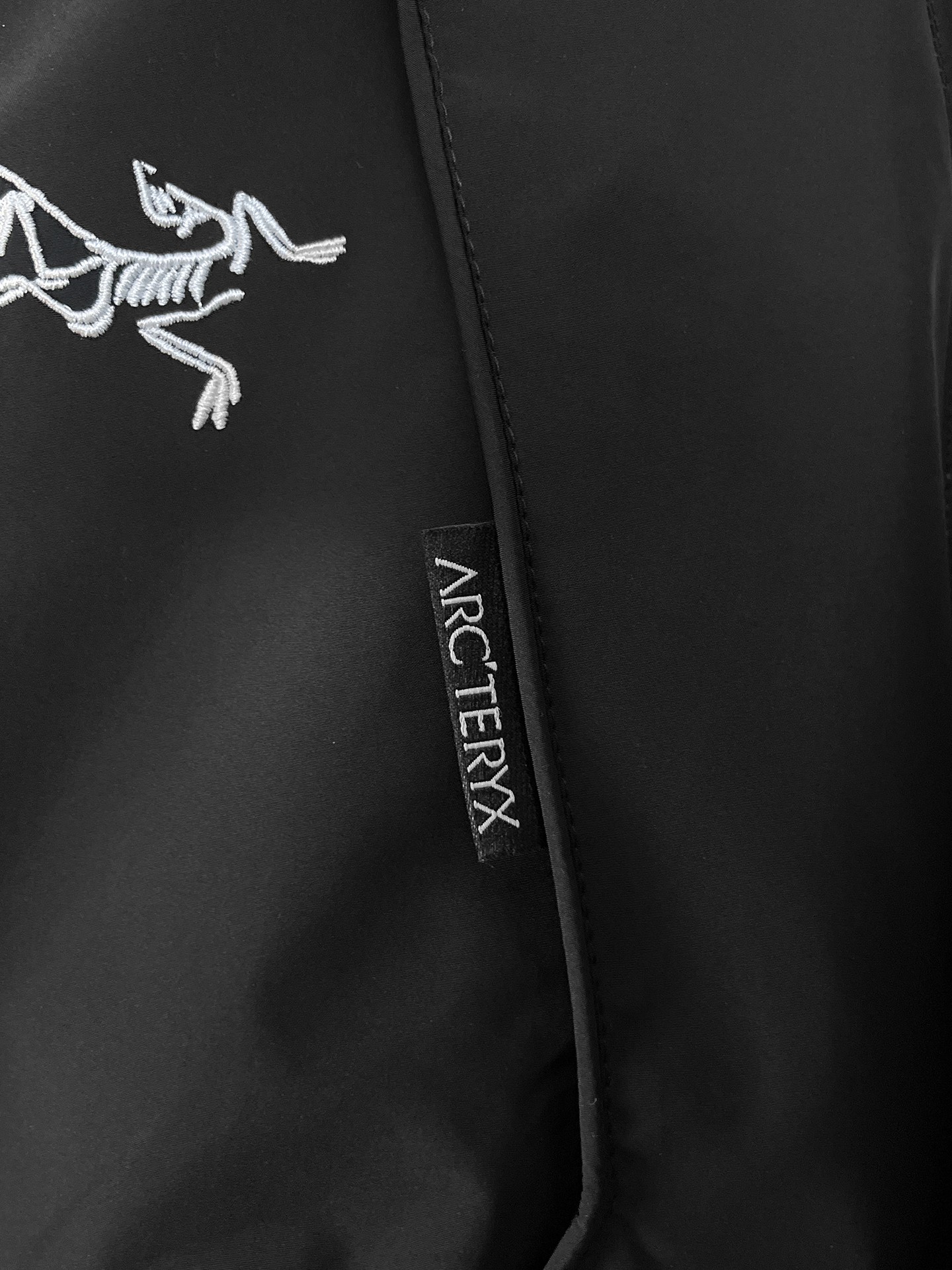 🌟🌟始祖鸟、2025新款男士休闲定制夹克外套。穿上简约干练的休闲外套，瞬间重回时髦霸气，又是活力满满的状