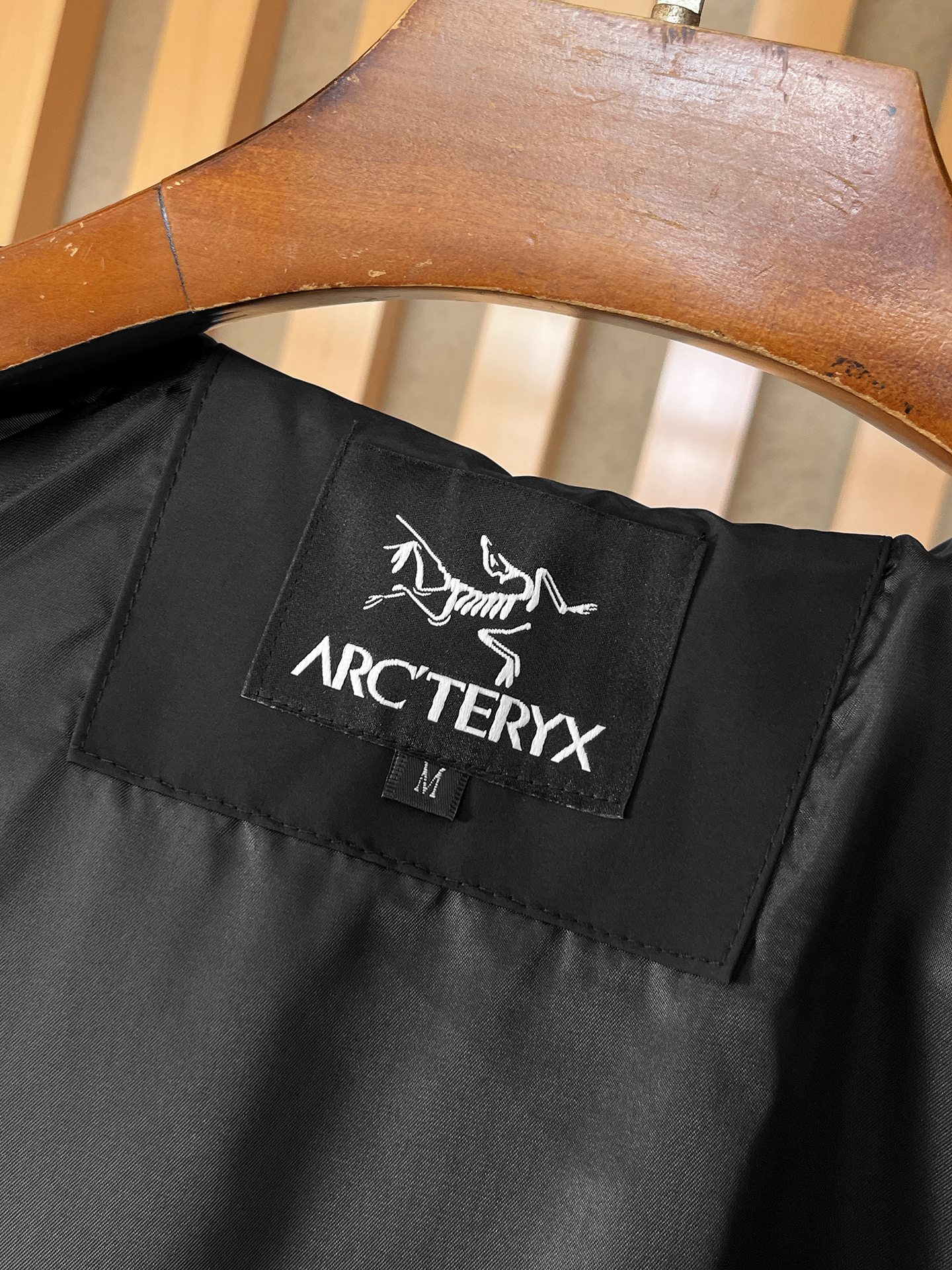 🌟🌟始祖鸟、2025新款男士休闲定制夹克外套。穿上简约干练的休闲外套，瞬间重回时髦霸气，又是活力满满的状