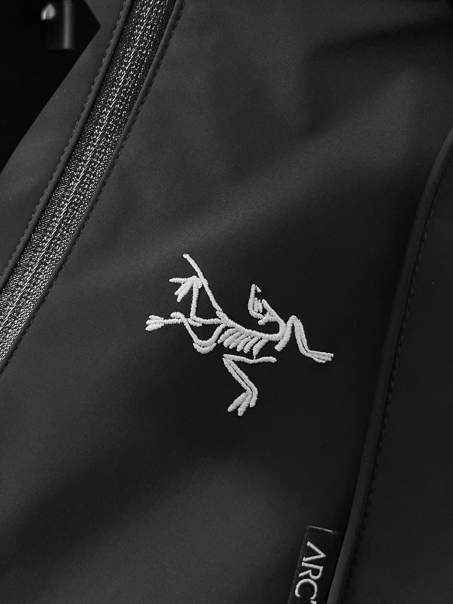 🌟🌟始祖鸟、2025新款男士休闲定制夹克外套。穿上简约干练的休闲外套，瞬间重回时髦霸气，又是活力满满的状