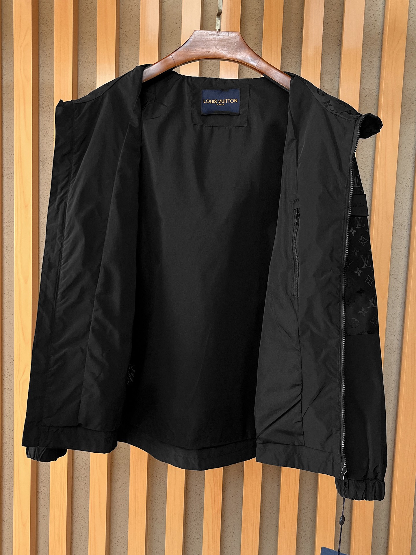 🌟🌟LV、2025新款男士休闲定制夹克外套。穿上简约干练的休闲外套，瞬间重回时髦霸气，又是活力满满的状态