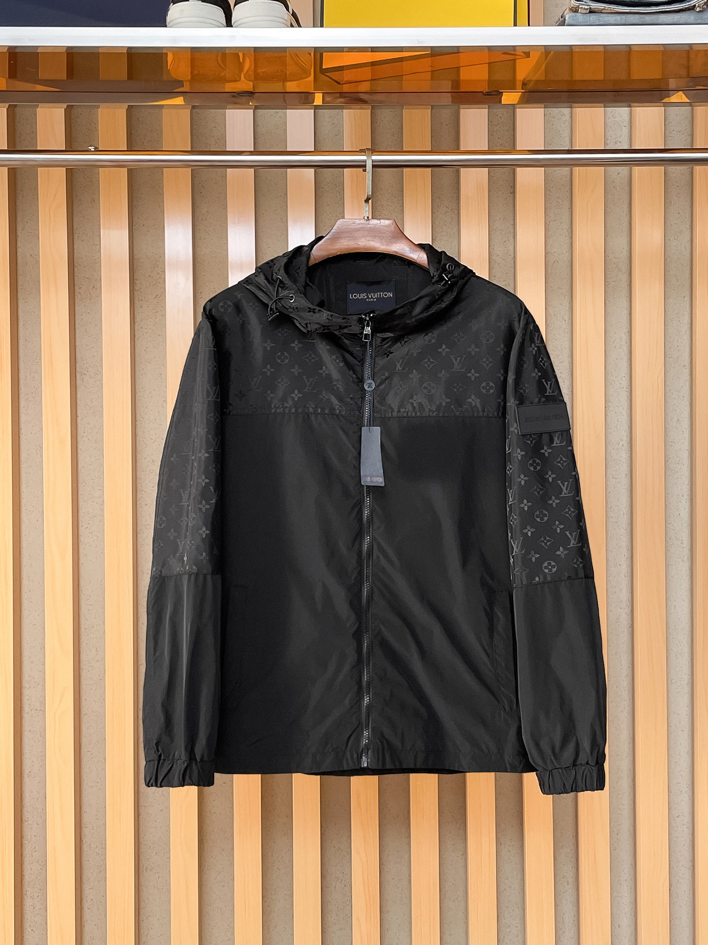 🌟🌟LV、2025新款男士休闲定制夹克外套。穿上简约干练的休闲外套，瞬间重回时髦霸气，又是活力满满的状态