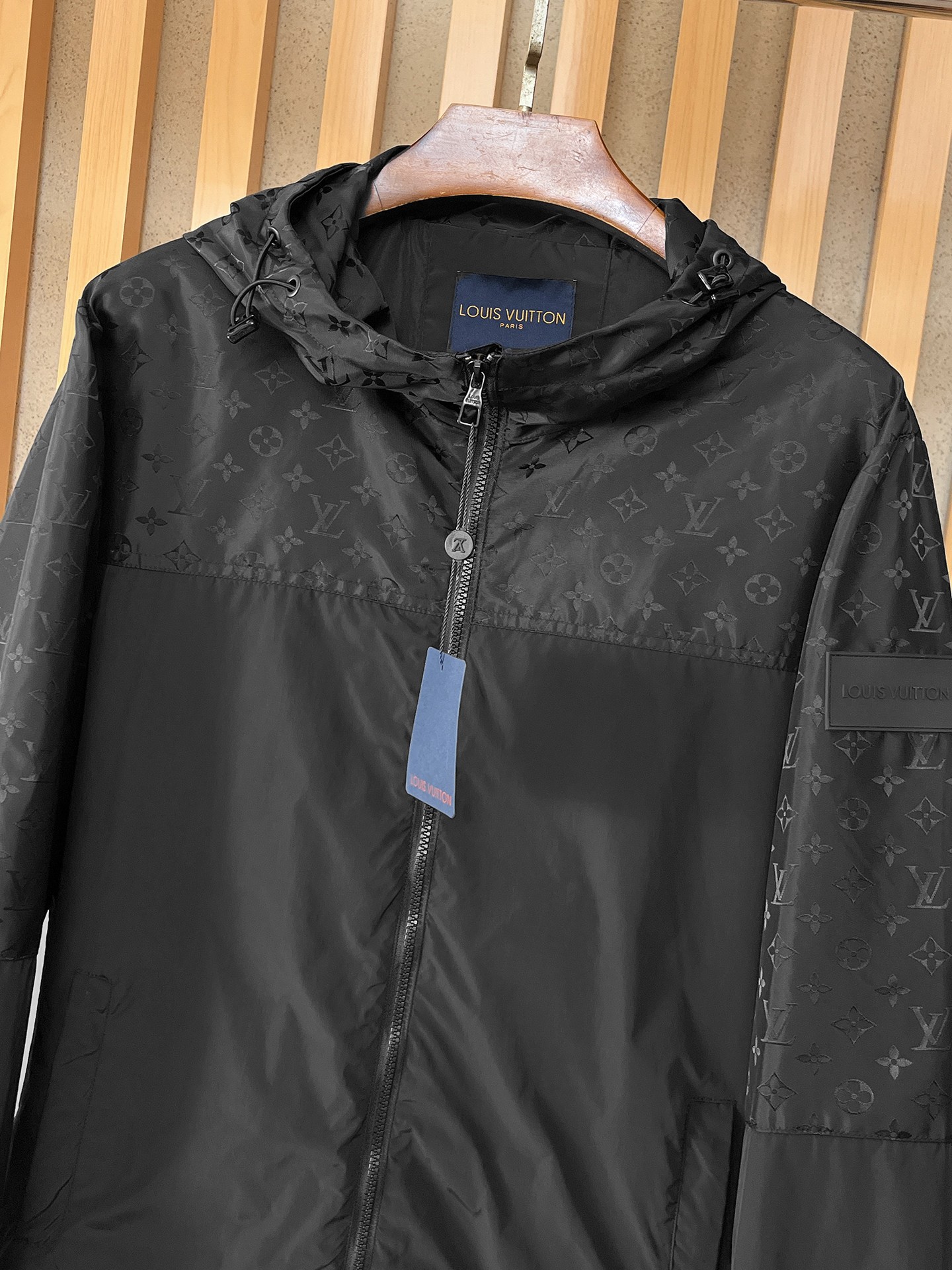 🌟🌟LV、2025新款男士休闲定制夹克外套。穿上简约干练的休闲外套，瞬间重回时髦霸气，又是活力满满的状态