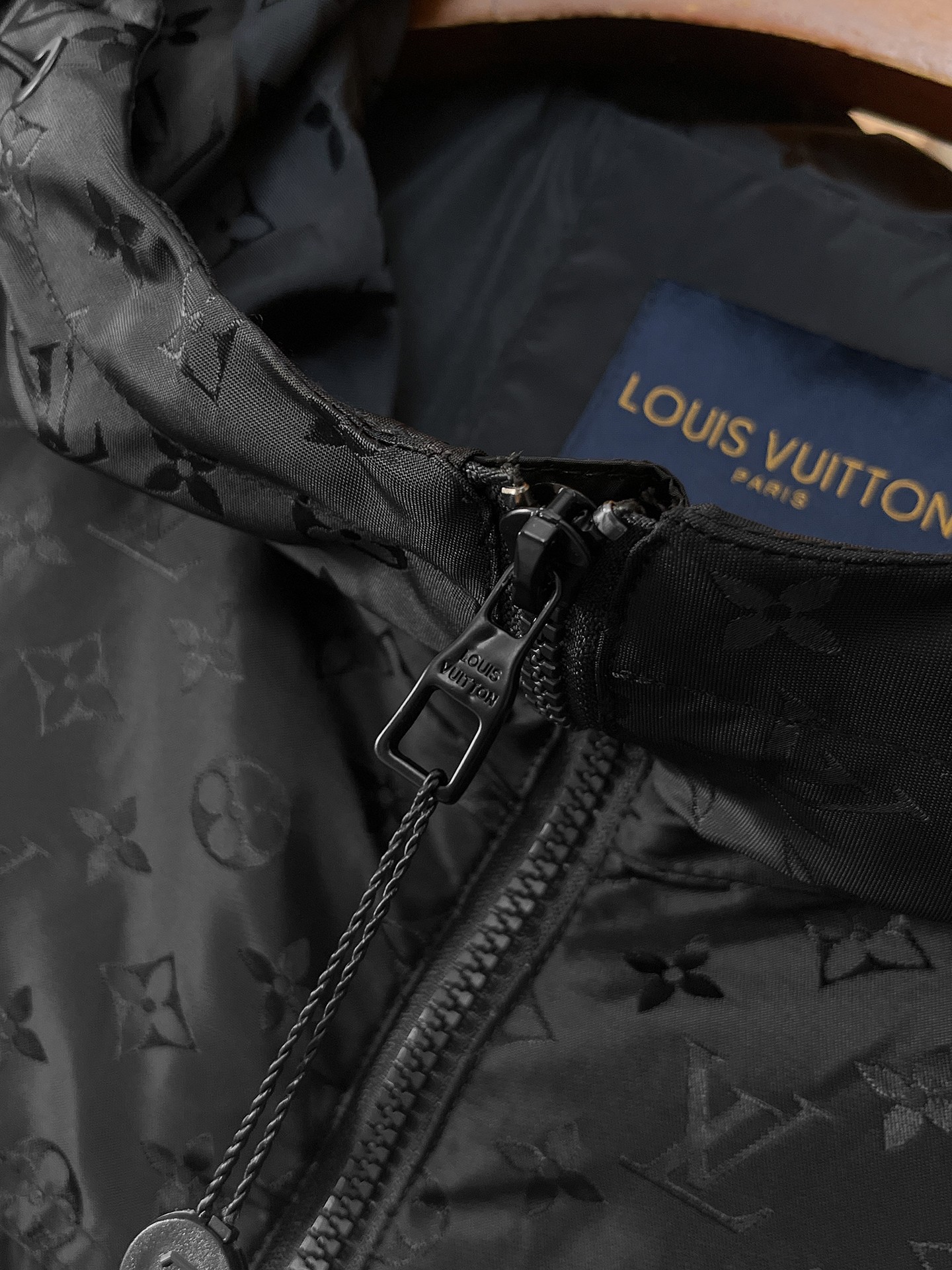 🌟🌟LV、2025新款男士休闲定制夹克外套。穿上简约干练的休闲外套，瞬间重回时髦霸气，又是活力满满的状态