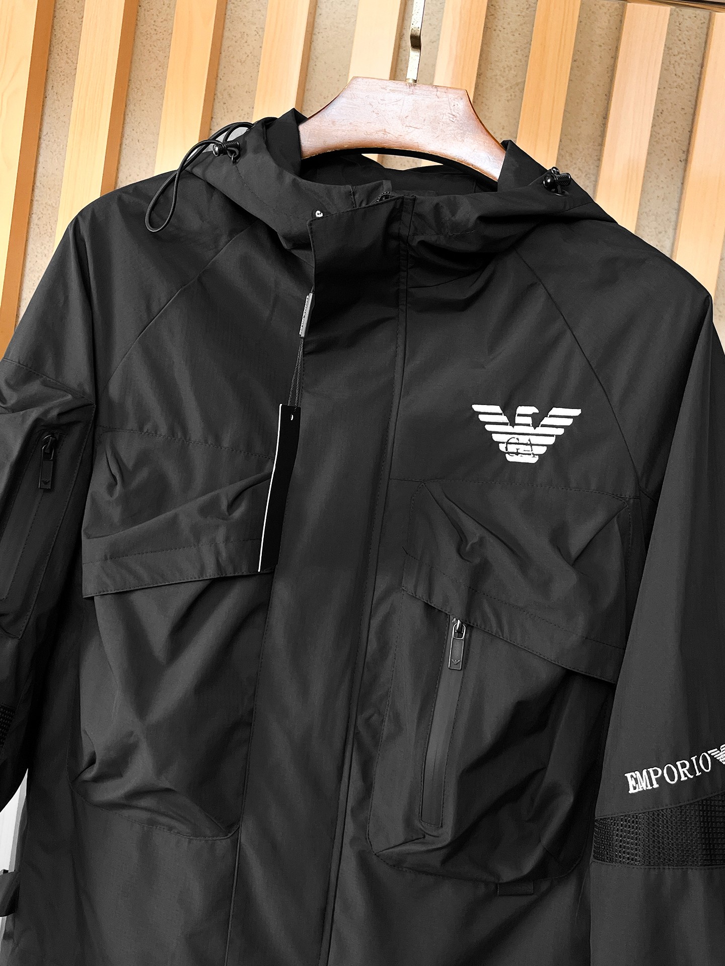 🌟🌟阿玛尼、2025新款男士休闲定制夹克外套。穿上简约干练的休闲外套，瞬间重回时髦霸气，又是活力满满的状