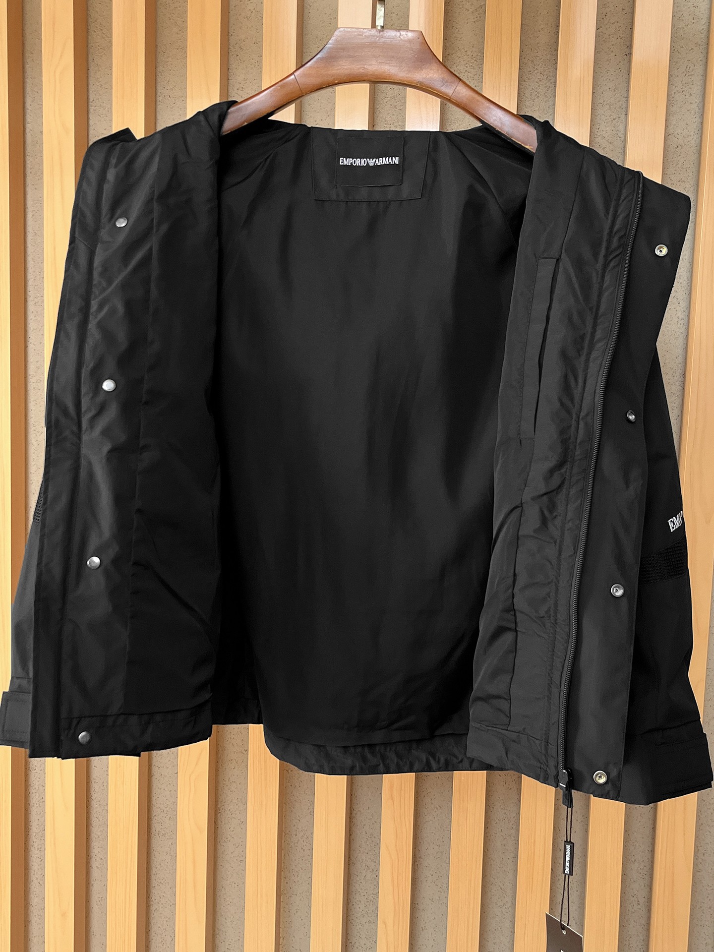 🌟🌟阿玛尼、2025新款男士休闲定制夹克外套。穿上简约干练的休闲外套，瞬间重回时髦霸气，又是活力满满的状