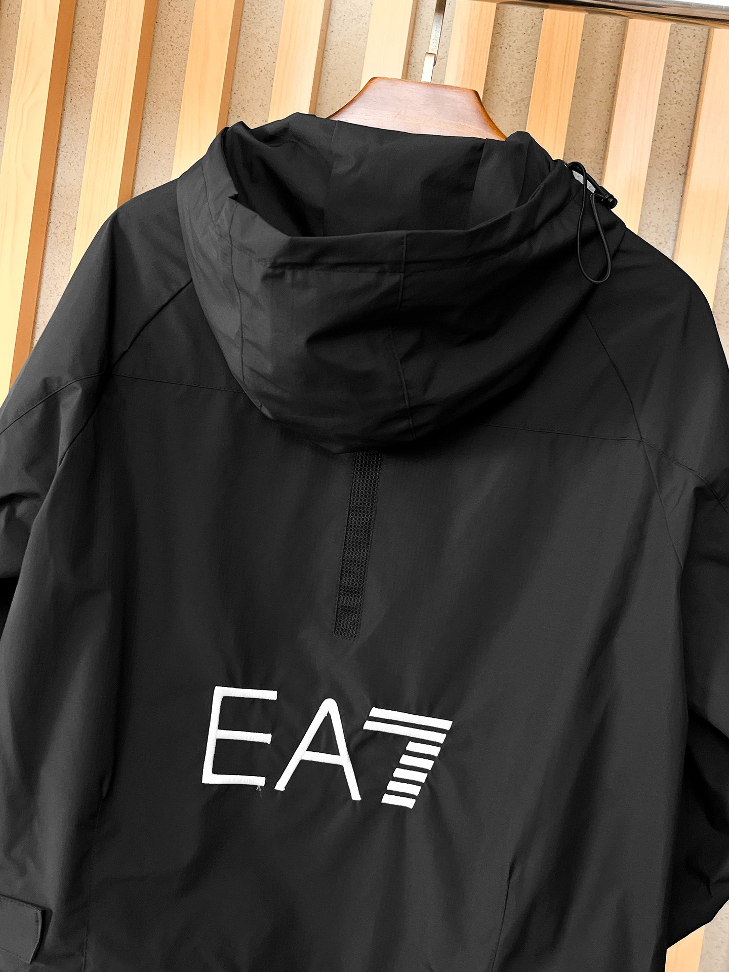 🌟🌟阿玛尼、2025新款男士休闲定制夹克外套。穿上简约干练的休闲外套，瞬间重回时髦霸气，又是活力满满的状