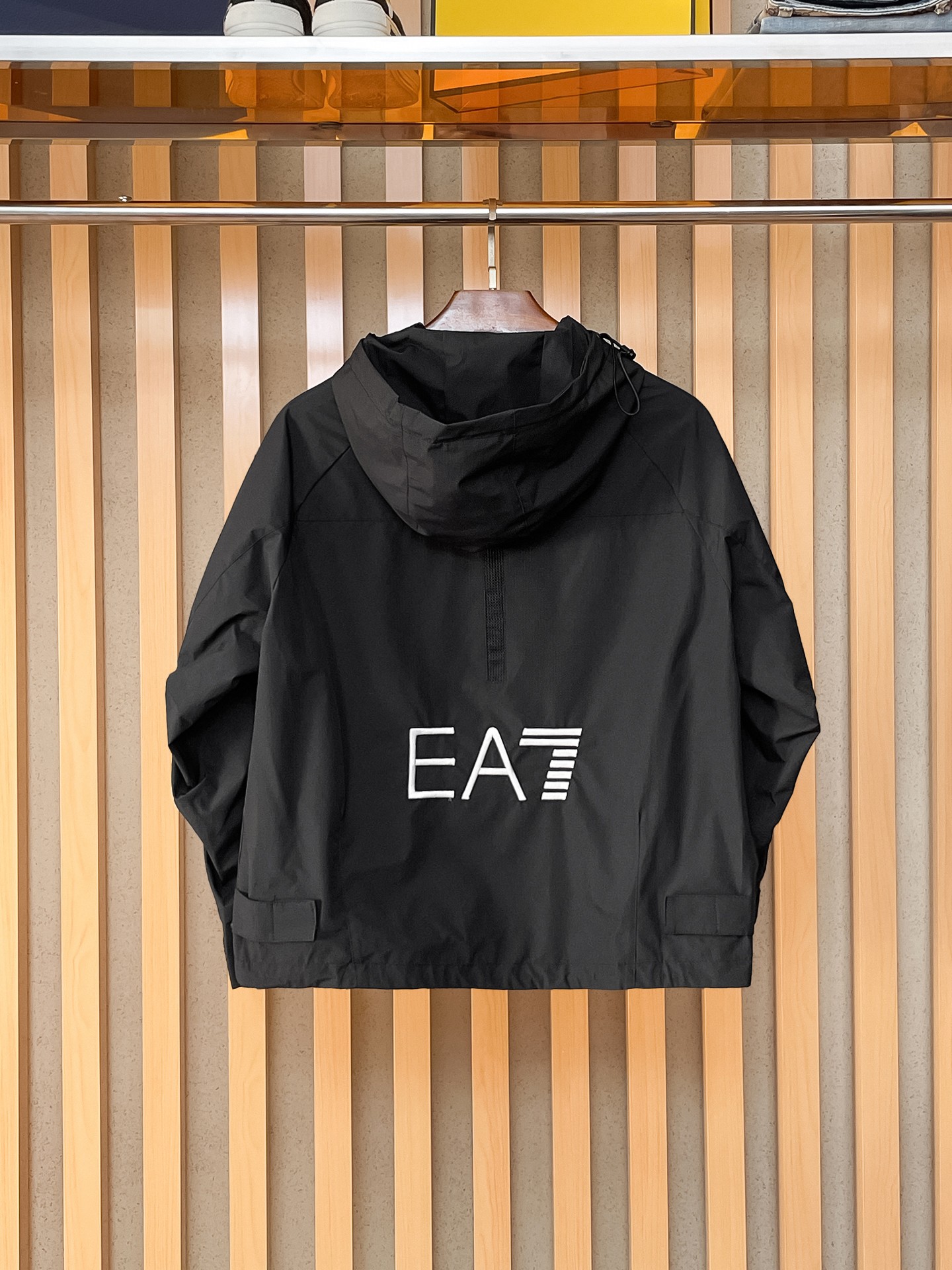 🌟🌟阿玛尼、2025新款男士休闲定制夹克外套。穿上简约干练的休闲外套，瞬间重回时髦霸气，又是活力满满的状