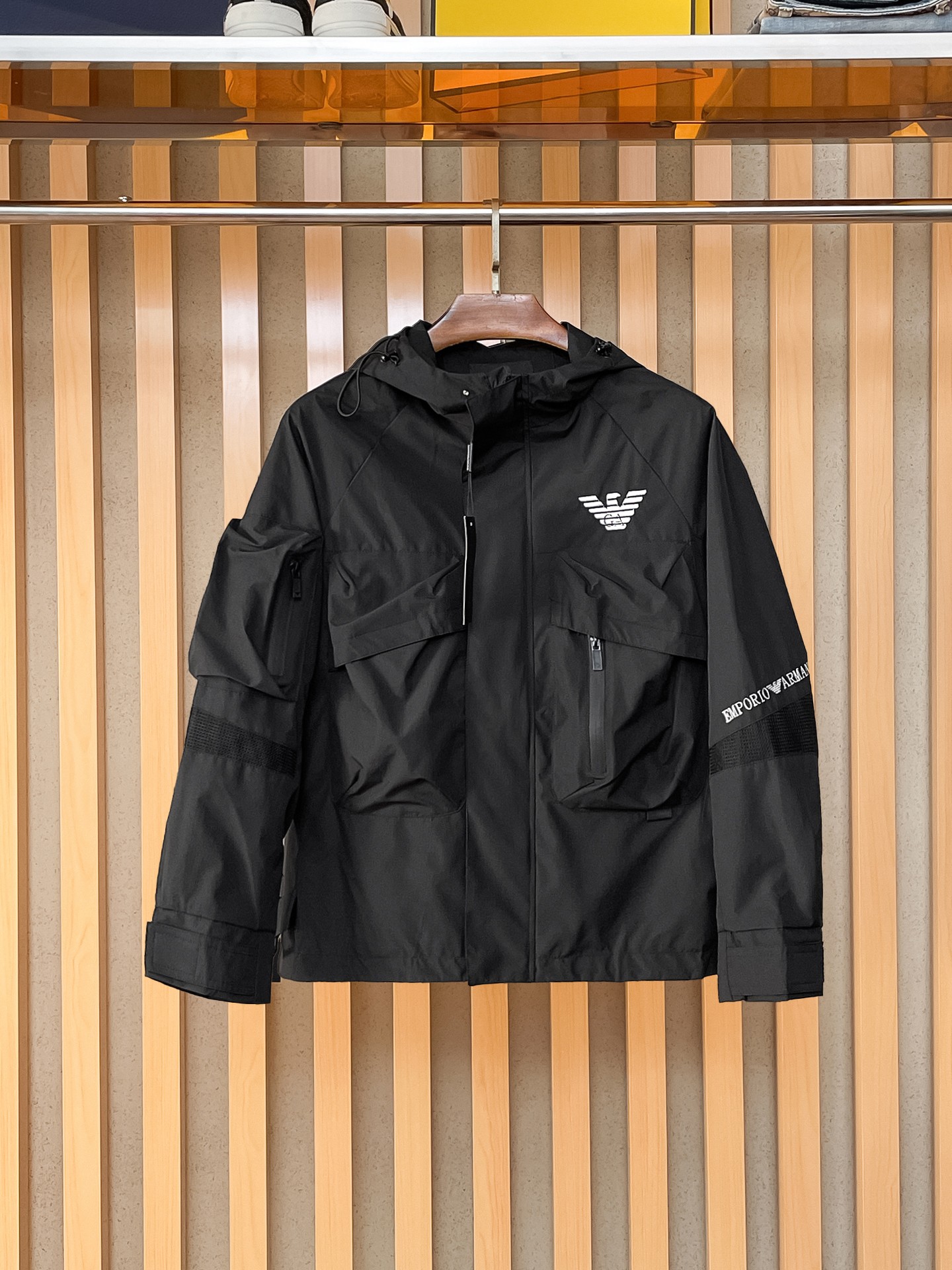 🌟🌟阿玛尼、2025新款男士休闲定制夹克外套。穿上简约干练的休闲外套，瞬间重回时髦霸气，又是活力满满的状