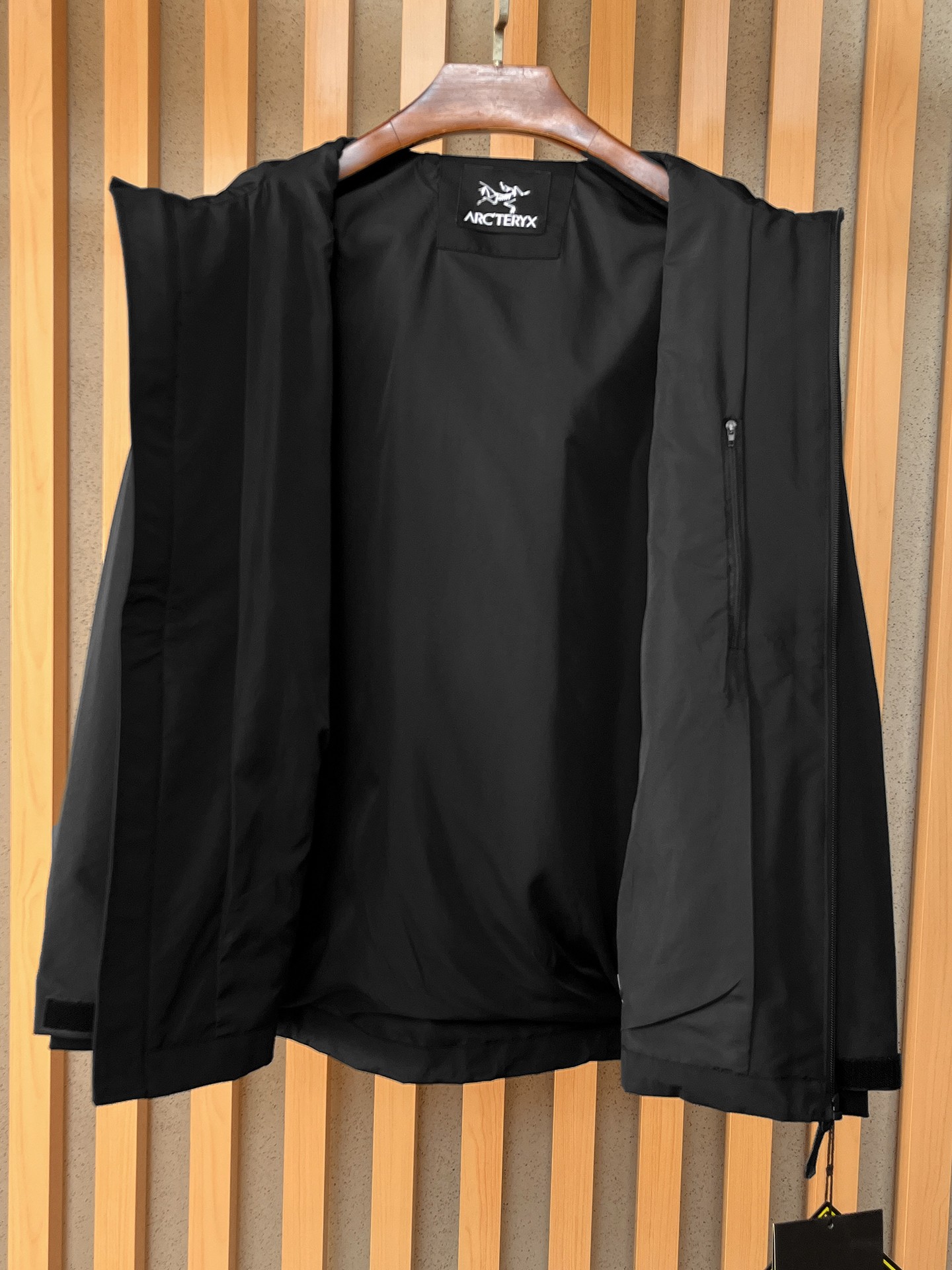 🌟🌟始祖鸟、2025新款男士休闲定制夹克外套。穿上简约干练的休闲外套，瞬间重回时髦霸气，又是活力满满的状