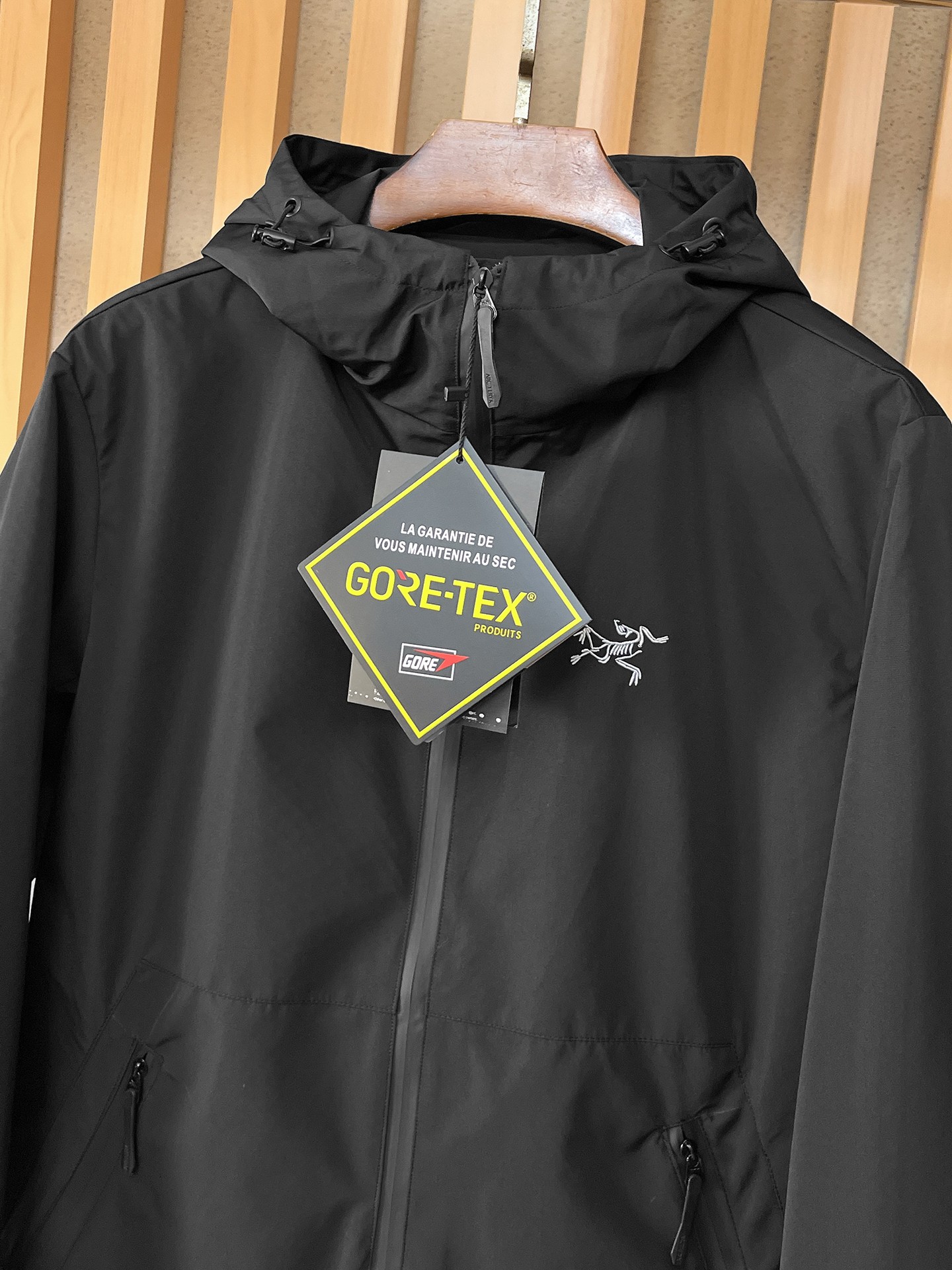 🌟🌟始祖鸟、2025新款男士休闲定制夹克外套。穿上简约干练的休闲外套，瞬间重回时髦霸气，又是活力满满的状