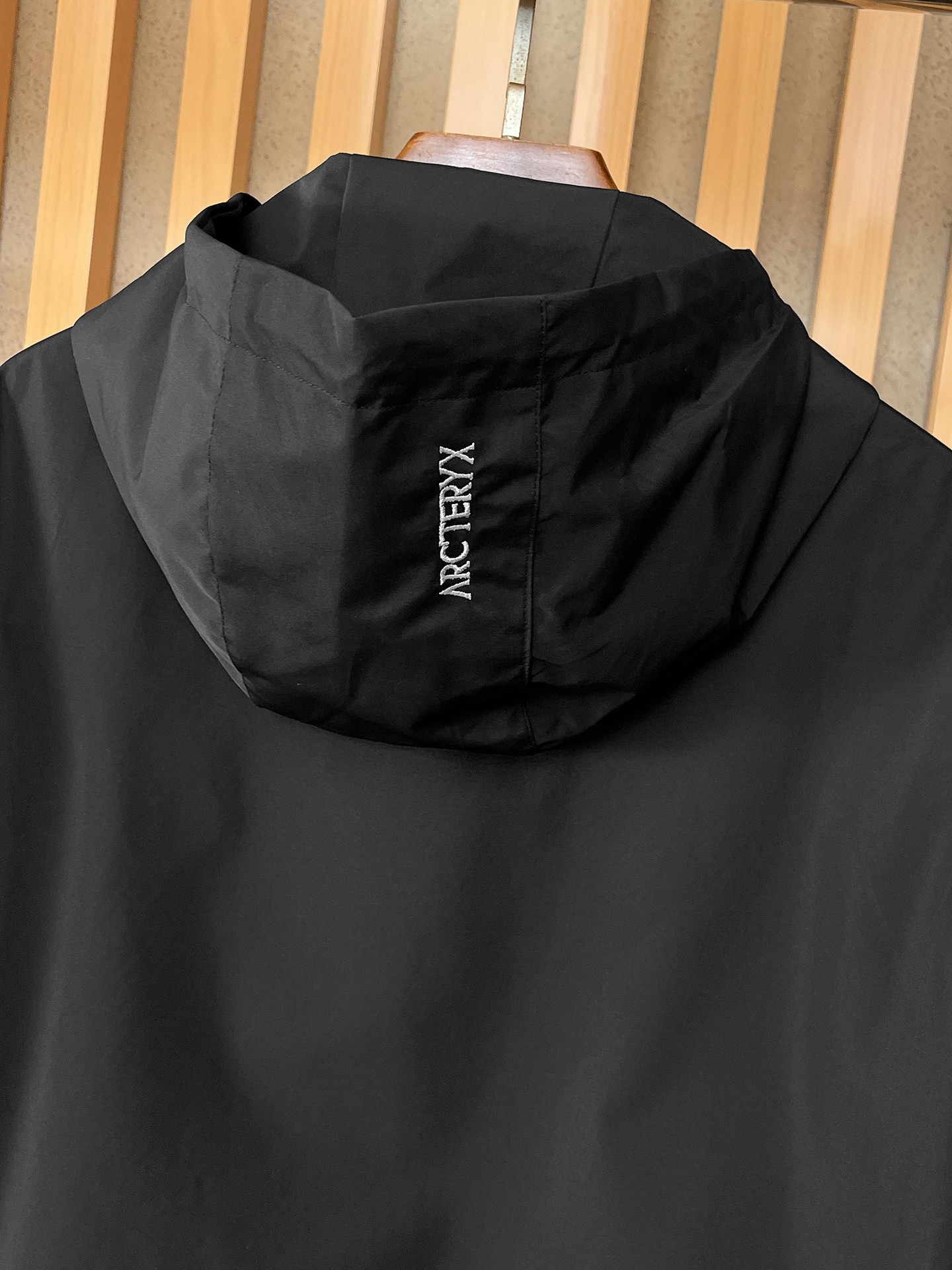 🌟🌟始祖鸟、2025新款男士休闲定制夹克外套。穿上简约干练的休闲外套，瞬间重回时髦霸气，又是活力满满的状