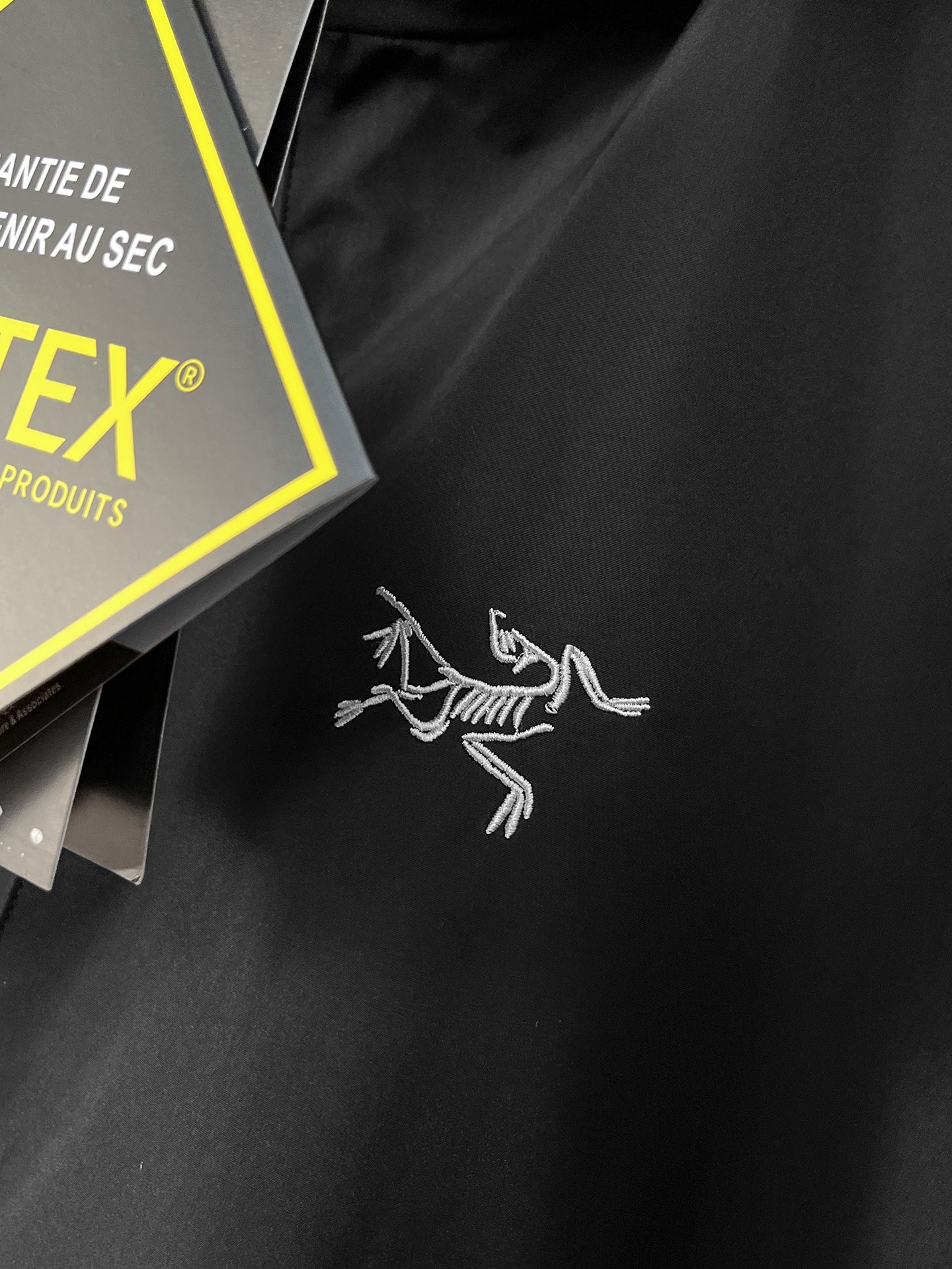 🌟🌟始祖鸟、2025新款男士休闲定制夹克外套。穿上简约干练的休闲外套，瞬间重回时髦霸气，又是活力满满的状