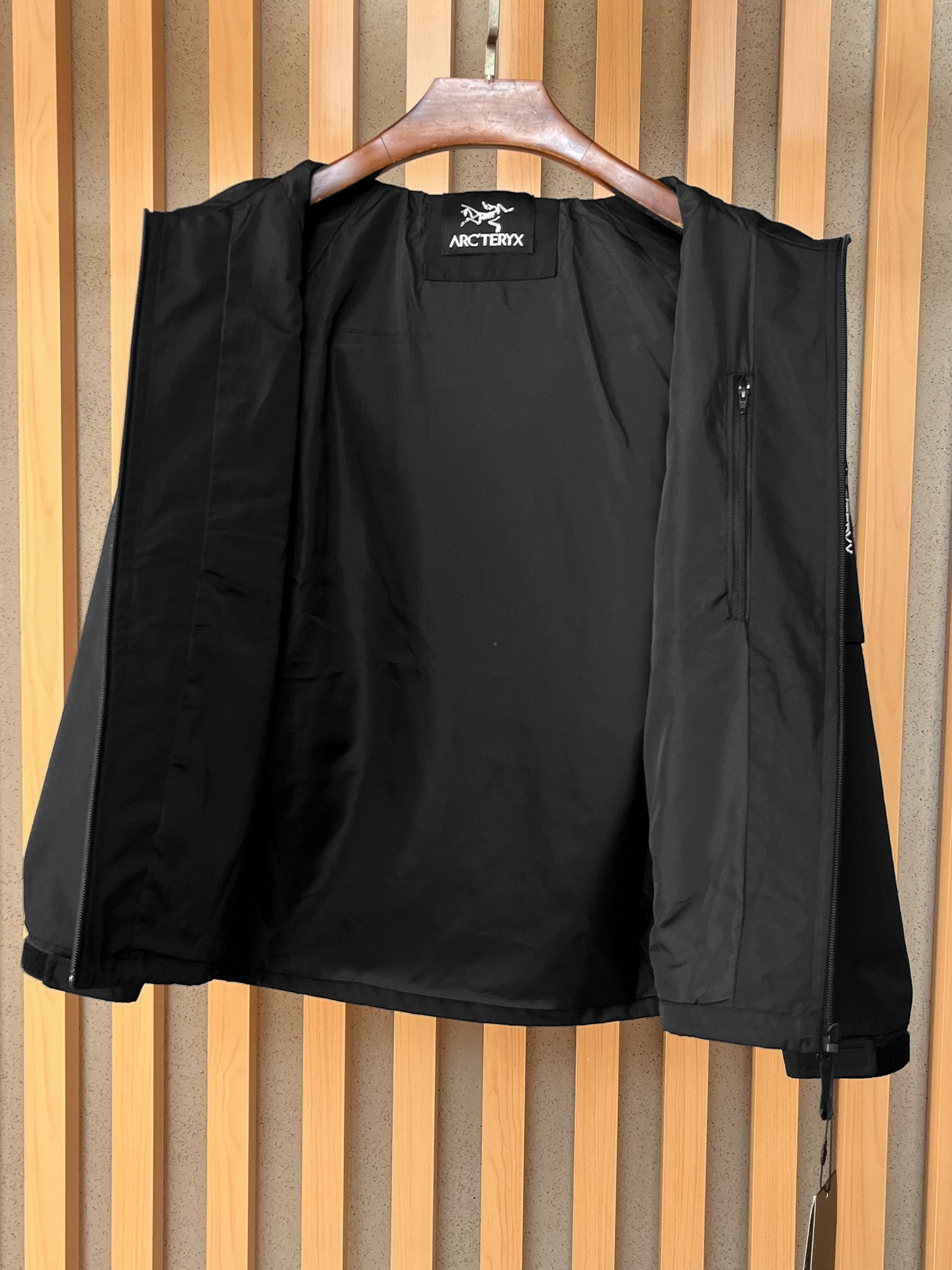 🌟🌟始祖鸟、2025新款男士休闲定制夹克外套。穿上简约干练的休闲外套，瞬间重回时髦霸气，又是活力满满的状