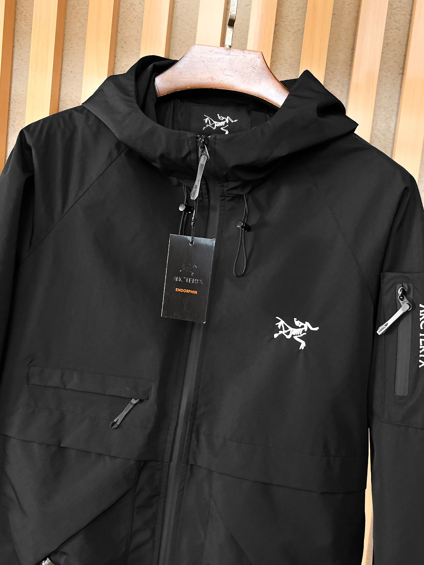 🌟🌟始祖鸟、2025新款男士休闲定制夹克外套。穿上简约干练的休闲外套，瞬间重回时髦霸气，又是活力满满的状