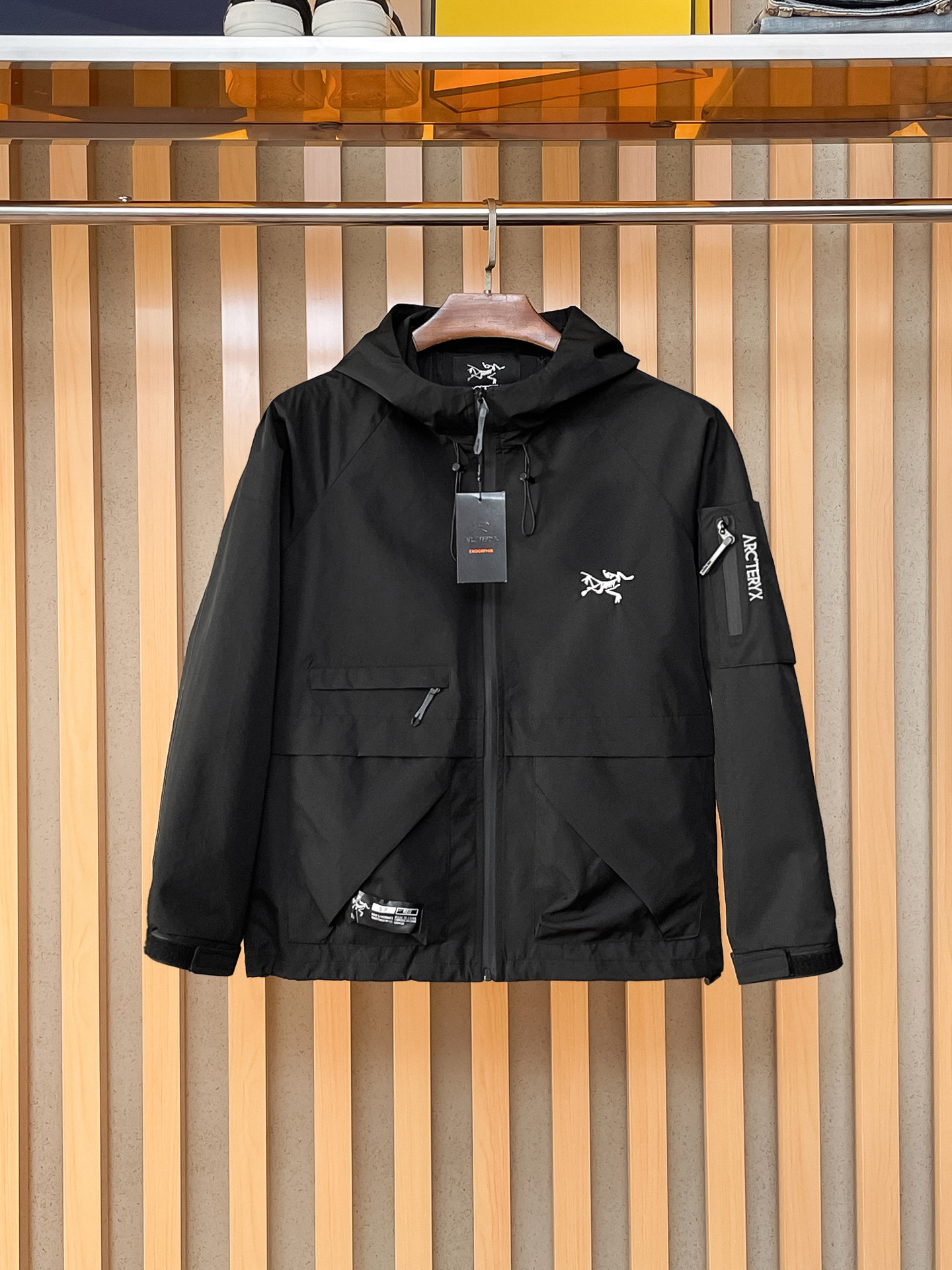 🌟🌟始祖鸟、2025新款男士休闲定制夹克外套。穿上简约干练的休闲外套，瞬间重回时髦霸气，又是活力满满的状