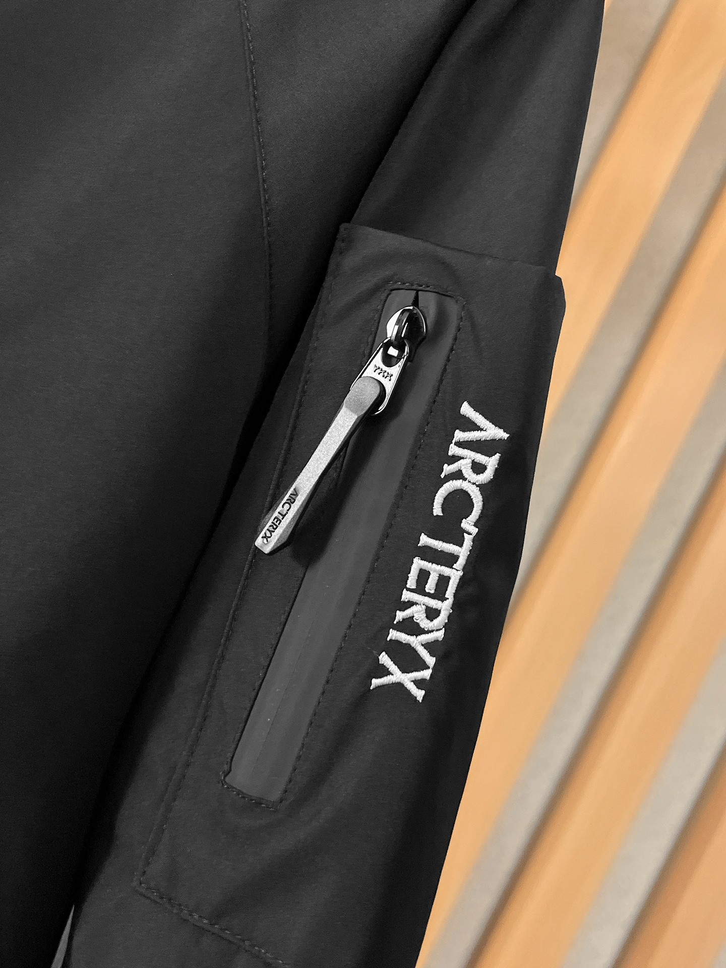 🌟🌟始祖鸟、2025新款男士休闲定制夹克外套。穿上简约干练的休闲外套，瞬间重回时髦霸气，又是活力满满的状