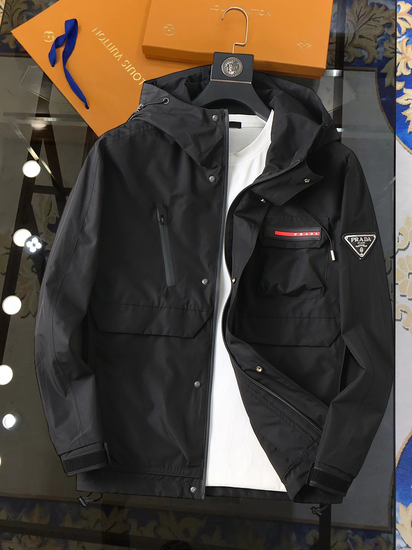 NO:728373,Support replacement after the year!  The same model from Prada official website, complete with three labels, sold in advance. SS new men's jacket for autumn, high-end version with complete three labels of original order. Custom-made fabrics at the counter. Highly breathable and comfortable, impeccable details, brand element design concept, reflecting high quality. Delicate and soft feel. Casual tailoring, excellent upper body size. Size M～3XL, maximum wearing capacity is 195 catties., prada, jackets & coats, jackets & coats,19860909支持年后退换！普拉达官网同款,三标齐全,提前发售 ss开秋新款男士夹克外套,原单三标齐全高端版本 专柜定制面料 透气舒适度高,细节无可挑剔,品牌元素设计理念,体现高品质.手感细腻柔软 呈现休闲裁剪,上身版型超赞 码数M～3XL,最大穿195斤,,prada,jackets & coats,jackets & coats,,Men's clothing