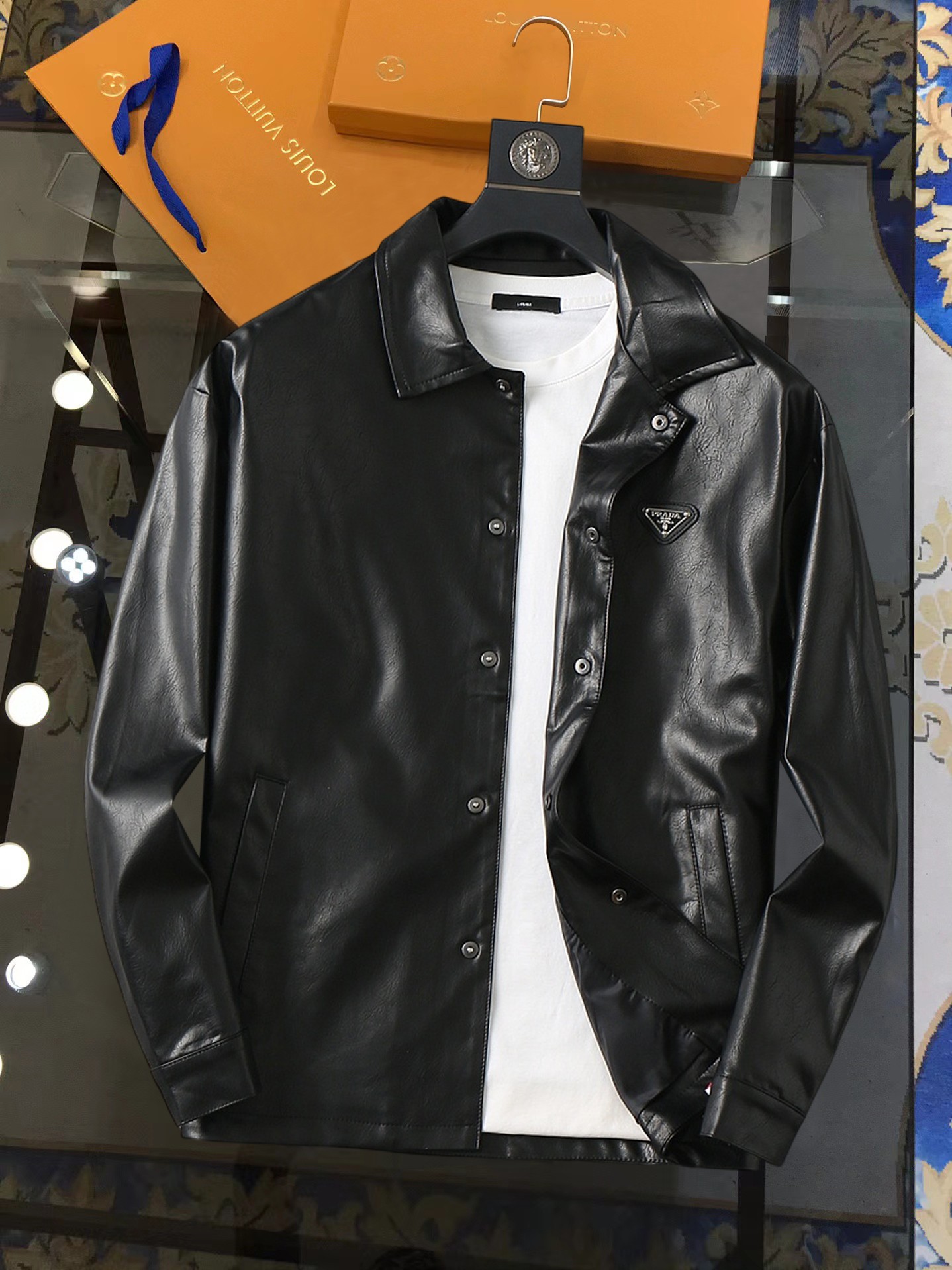NO:953676,Prada 2026 Autumn Leather Counter New Casual Fashion Jacket. Ultra-avant-garde design style. Delicate and comfortable. Very light to wear and not easy to wrinkle. Multiple craftsmanship. The overall design is quite visual. The upper body is casual and stylish, with a certain degree of stiffness. It is definitely recommended for the temperament that is at the forefront of fashion. It is a must-have for urban leisure. Size M-XXXL (175 140 catties wears L and the maximum wear is 200 catties), prada, jackets &  coats,leather jacket,19860909普拉达 2026开秋皮衣专柜新款休闲时尚夹克 超前卫设计风格 细腻舒适 穿着非常轻便不易起皱.多重重工艺 整体的设计颇具视觉感,上身休闲有型,有一定的挺括度,绝对走在时尚最尖端的气质感推荐,都市休闲必备.尺码 M-XXXL(175 140斤穿L 最大穿200斤),,prada,jackets & coats,leather jacket,,Men's clothing