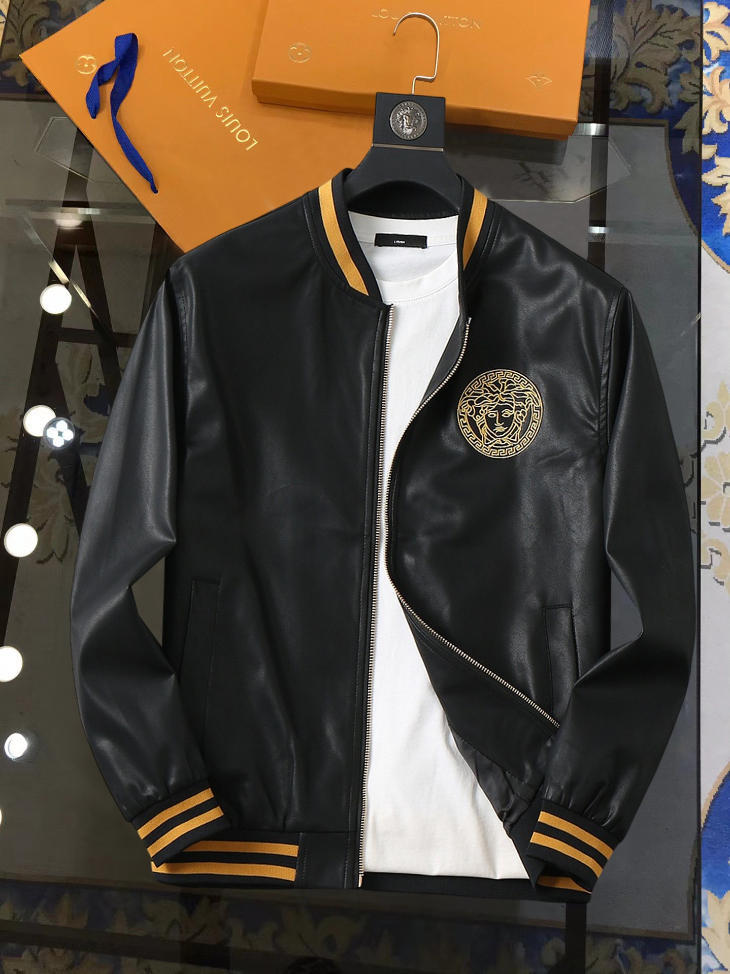 NO:953688,Versace's 2026 Autumn Leather Counter New Casual Fashion Jacket. Ultra-avant-garde design style. Delicate and comfortable. Very light to wear and not easy to wrinkle. Multiple craftsmanship. The overall design is quite visual. The upper body is casual and stylish, with a certain degree of stiffness. It is definitely recommended for the temperament that is at the forefront of fashion. It is a must-have for urban leisure. Sizes M-XXXL (175 140 catties wears L and the maximum wear is 200 catties), versace, jackets &  coats,leather jacket,19860909范思哲 2026开秋皮衣专柜新款休闲时尚夹克 超前卫设计风格 细腻舒适 穿着非常轻便不易起皱.多重重工艺 整体的设计颇具视觉感,上身休闲有型,有一定的挺括度,绝对走在时尚最尖端的气质感推荐,都市休闲必备.尺码 M-XXXL(175 140斤穿L 最大穿200斤),,versace,jackets & coats,leather jacket,,Men's clothing