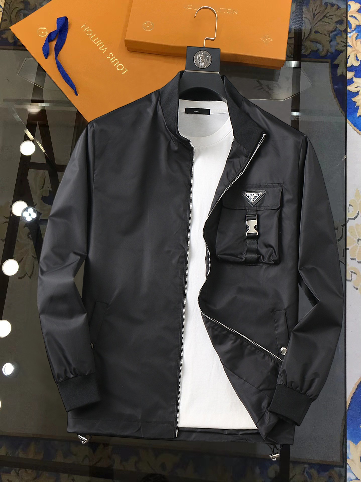NO:953666,Same style on Prada official website, complete with three labels, on sale in advance. 2026ss new men's jacket for autumn, high-end version with complete three labels as original. Special counter-customized fabric. Highly breathable and comfortable, impeccable details, brand element design concept, reflecting high quality. Delicate and soft feel. Presenting casual tailoring, excellent upper body shape. Size M～3XL, maximum weight. Same style on Prada official website, complete with three labels, on sale in advance.  2026ss new autumn men's jacket, high-end version with complete original order and three standards. Custom-made fabrics at the counter. Highly breathable and comfortable, impeccable details, brand element design concept, reflecting high quality. It feels delicate and soft. It presents casual tailoring, and the upper body shape is awesome. Size M～3XL, maximum weight, prada, jackets & coats, jackets & coats,19860909普拉达官网同款,三标齐全,提前发售 2026ss开秋新款男士夹克外套,原单三标齐全高端版本 专柜定制面料 透气舒适度高,细节无可挑剔,品牌元素设计理念,体现高品质.手感细腻柔软 呈现休闲裁剪,上身版型超赞 码数M～3XL,最大穿斤普拉达官网同款,三标齐全,提前发售 2026ss开秋新款男士夹克外套,原单三标齐全高端版本 专柜定制面料 透气舒适度高,细节无可挑剔,品牌元素设计理念,体现高品质.手感细腻柔软 呈现休闲裁剪,上身版型超赞 码数M～3XL,最大穿斤,,prada,jackets & coats,jackets & coats,,Men's clothing