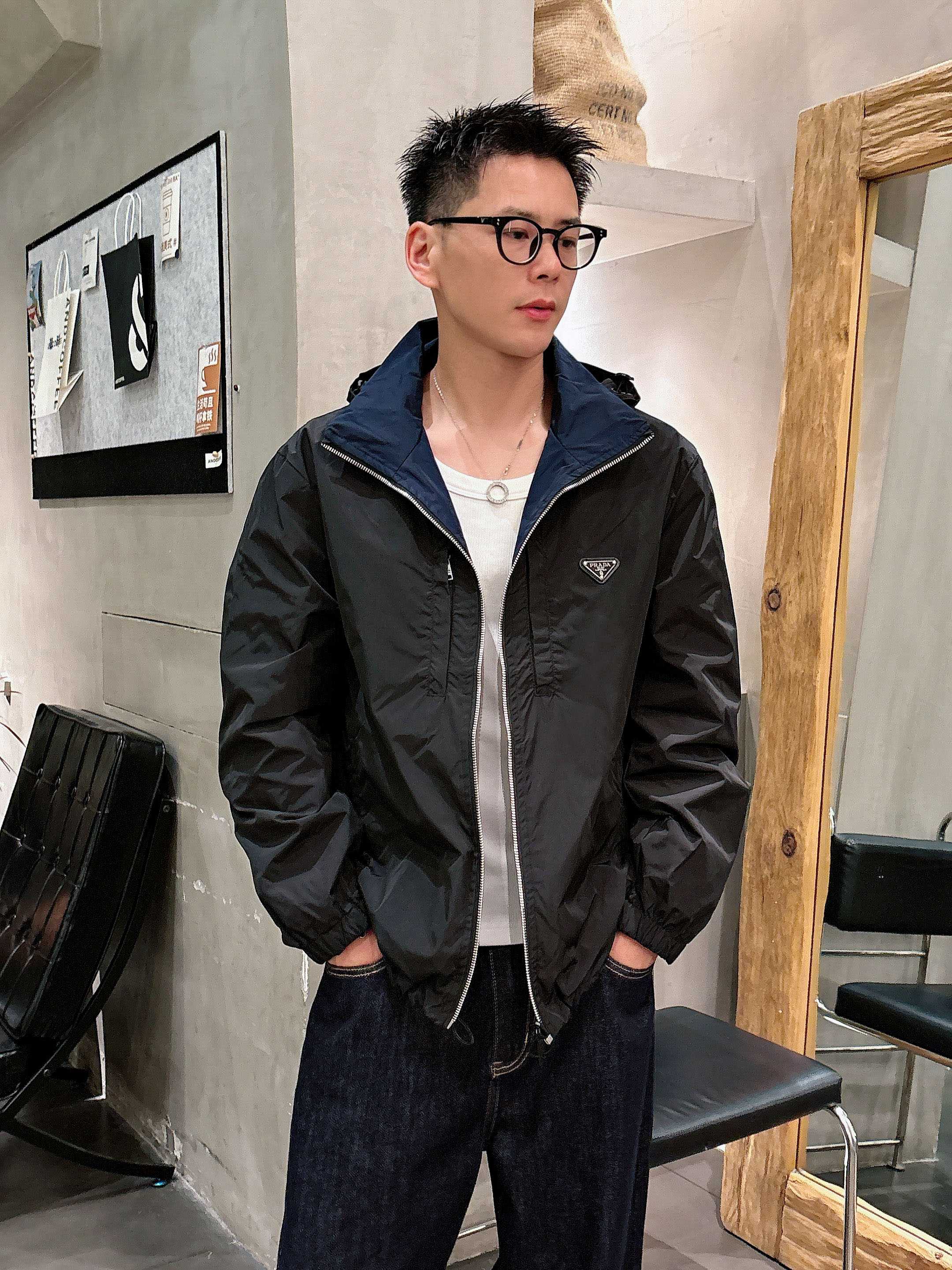 NO:745425,Same style as Prada official website, on sale in advance!  2026ss spring new men's reversible jacket, original single and three-label complete high-end version!  With hidden hood, custom-made fabrics at the counter, highly breathable and comfortable, impeccable details, brand element design concept, reflecting high quality. It feels delicate and soft!  It presents a casual cut and the upper body shape is awesome!  Size M～3XL, maximum wearing capacity is 195 catties.,,prada,jackets & coats,jackets & coats,hats,19860909普拉达 官网同款,提前发售！2026ss开春新款男士双面穿夹克外套,原单三标齐全高端版本！带隐藏帽,专柜定制面料 透气舒适度高,细节无可挑剔,品牌元素设计理念,体现高品质.手感细腻柔软！呈现休闲裁剪,上身版型超赞！码数M～3XL,最大穿195斤.,,prada,jackets & coats,jackets & coats,hats,,Men's clothing