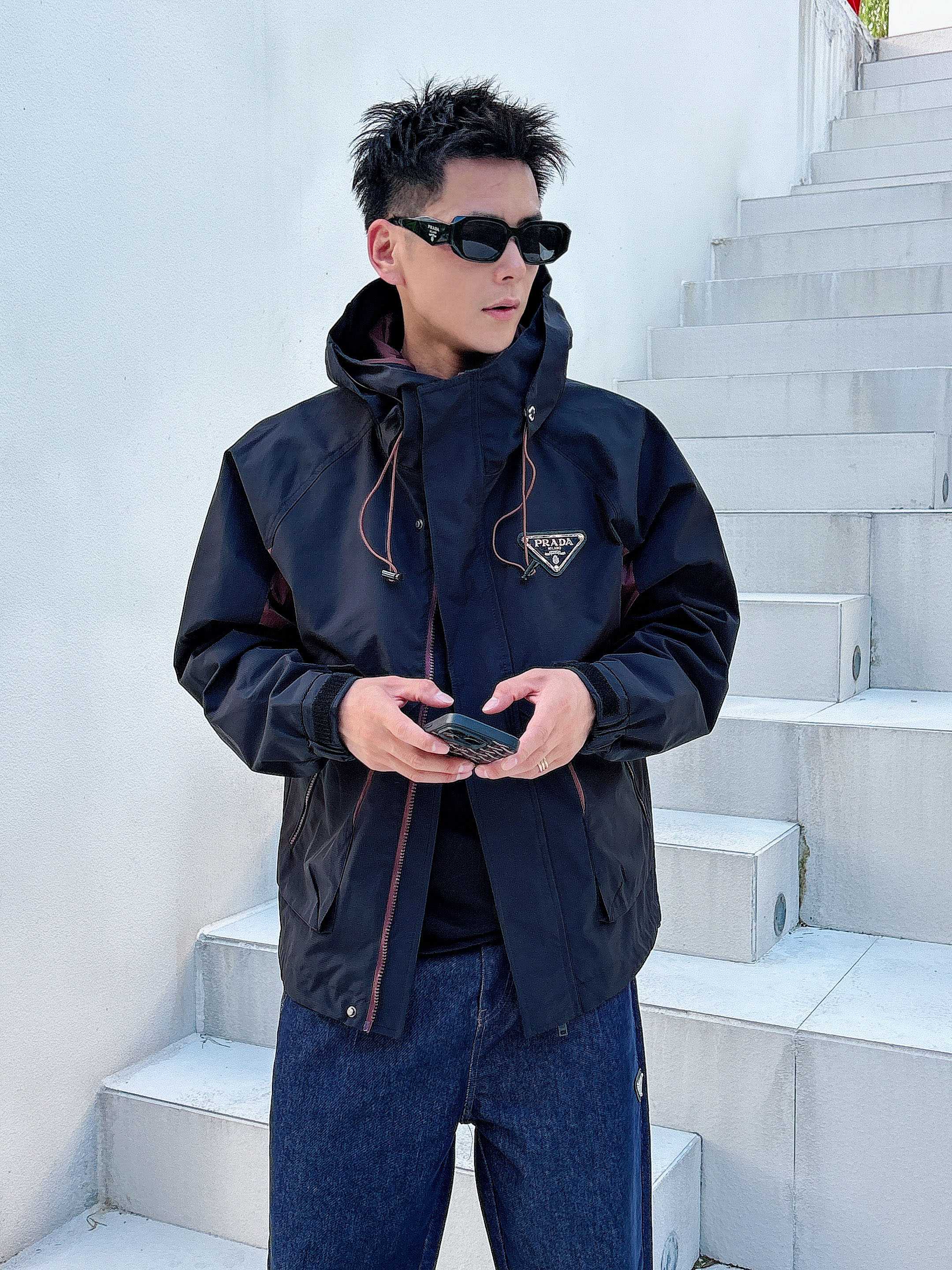 NO:745458,The same style as Prada's official website, complete with three labels, on sale in advance. 2026ss new spring men's jacket, high-end version with complete three labels from the original order. Custom-made fabrics at the counter. Highly breathable and comfortable, impeccable details, brand element design concept, reflecting high quality. Delicate and soft feel. Casual tailoring, excellent upper body size. Size M~3XL, maximum wearing capacity is 195 catties., prada, jackets & coats, jackets & coats,19860909普拉达 官网同款,三标齐全,提前发售 2026ss开春新款男士夹克外套,原单三标齐全高端版本 专柜定制面料 透气舒适度高,细节无可挑剔,品牌元素设计理念,体现高品质.手感细腻柔软 呈现休闲裁剪,上身版型超赞 码数M～3XL,最大穿195斤,,prada,jackets & coats,jackets & coats,,Men's clothing