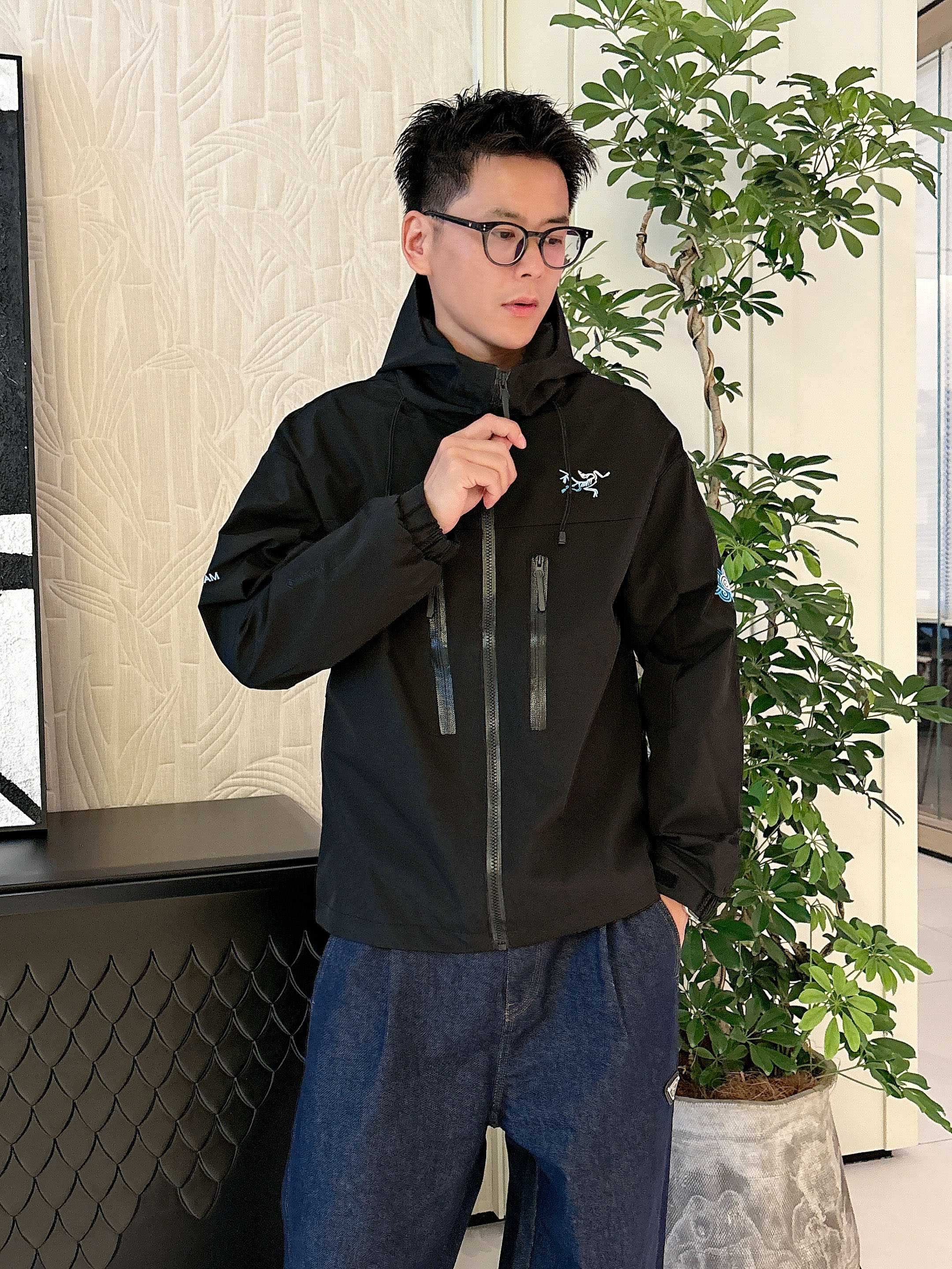 NO:745463,Arc'teryx official website of the same style, complete with three labels, on sale in advance. 2026ss new spring men's jacket, reversible original single with three labels, high-end version. Custom-made fabrics at the counter. Highly breathable and comfortable, impeccable details, brand element design concept, reflecting high quality. Delicate and soft feel. Casual tailoring, excellent upper body shape. Size M~3XL, maximum wear 195 catties, arc'teryx, jackets & coats, jackets & coats,19860909始祖鸟 官网同款,三标齐全,提前发售 2026ss开春新款男士夹克外套,双面穿原单三标齐全高端版本 专柜定制面料 透气舒适度高,细节无可挑剔,品牌元素设计理念,体现高品质.手感细腻柔软 呈现休闲裁剪,上身版型超赞 码数M～3XL,最大穿195斤,arc'teryx,jackets & coats,jackets & coats,,Men's clothing