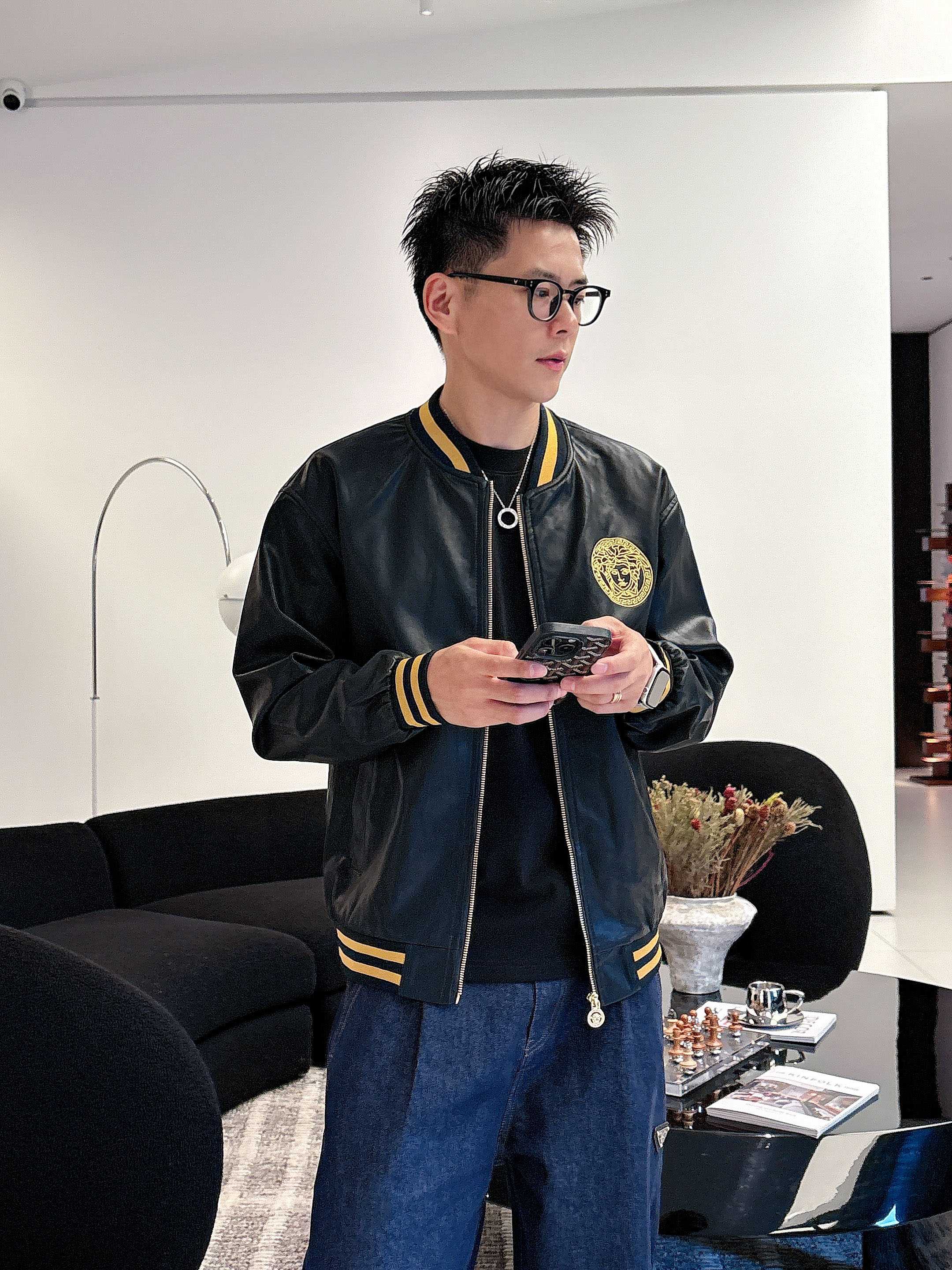 NO:745431,Same style as Versace's official website, complete with three labels, on sale in advance. 2026ss new spring men's leather jacket, made of imported Korean leather. Original, complete with three labels, high-end version. Counter-customized fabrics. High breathability and comfort, impeccable details, brand element design concept, reflecting high quality. Delicate and soft feel. Casual tailoring, excellent upper body size. Size M~3XL, maximum wearing capacity is 195 catties.,versace,jackets & coats,jackets &  coats,leather jacket,19860909范思哲 官网同款,三标齐全,提前发售 2026ss开春新款男士皮衣夹克外套,采用进口韩国皮 原单三标齐全高端版本 专柜定制面料 透气舒适度高,细节无可挑剔,品牌元素设计理念,体现高品质.手感细腻柔软 呈现休闲裁剪,上身版型超赞 码数M～3XL,最大穿195斤,,versace,jackets & coats,jackets & coats,leather jacket,,Men's clothing