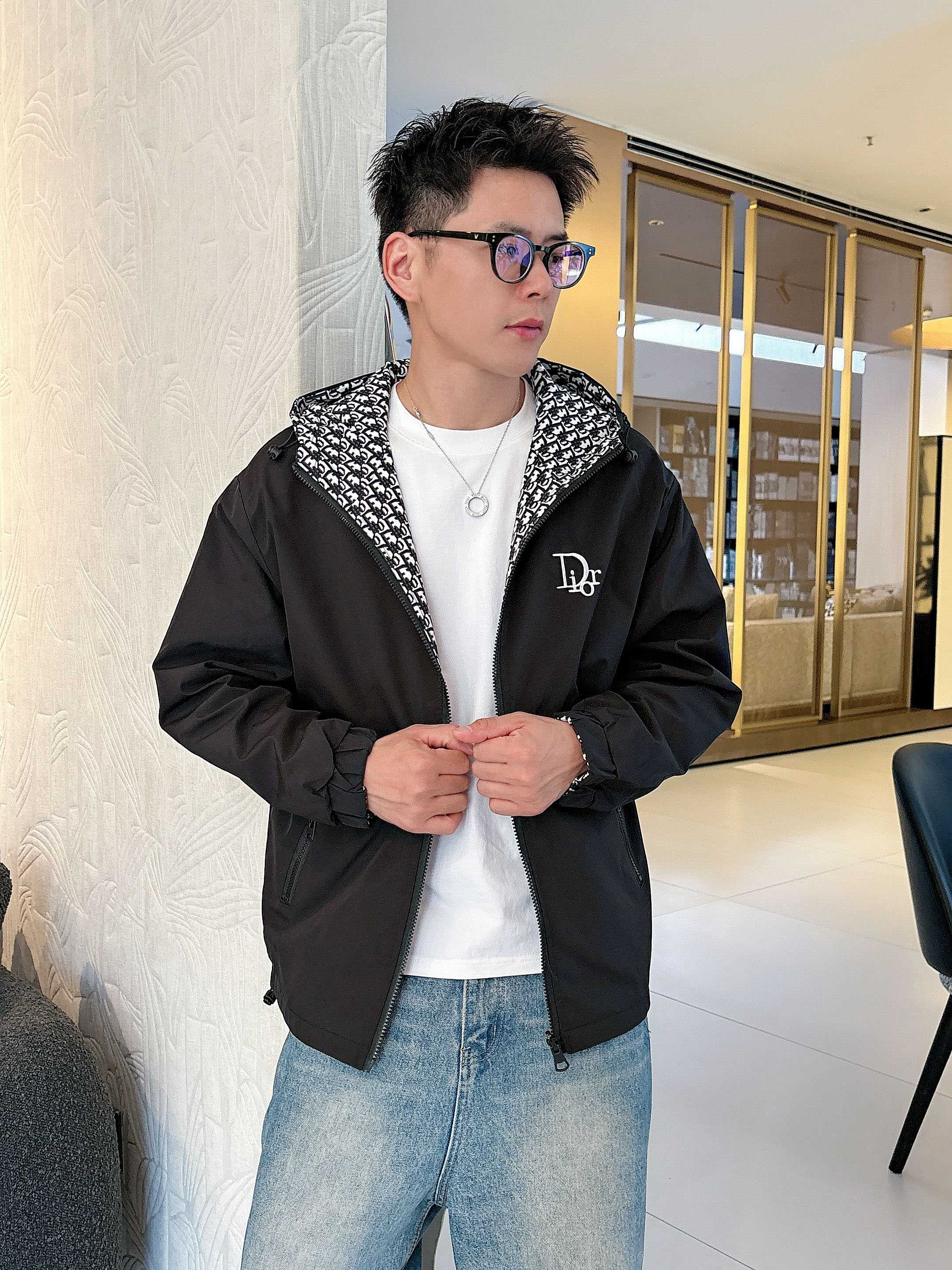 NO:745446,Dior official website same style, complete with three labels, sold in advance 2026ss spring new men's double-sided jacket, reversible original single with three labels, high-end version. Custom-made fabrics at the counter. Highly breathable and comfortable, impeccable details, brand element design concept, reflecting high quality. Delicate and soft feel. Casual tailoring, excellent upper body size. Size M~3XL, maximum wear 195 catties, dior, jackets & coats, jackets & coats,19860909迪奥 官网同款,三标齐全,提前发售 2026ss开春新款男士双面穿夹克外套,双面穿原单三标齐全高端版本 专柜定制面料 透气舒适度高,细节无可挑剔,品牌元素设计理念,体现高品质.手感细腻柔软 呈现休闲裁剪,上身版型超赞 码数M～3XL,最大穿195斤,,dior,jackets & coats,jackets & coats,,Men's clothing