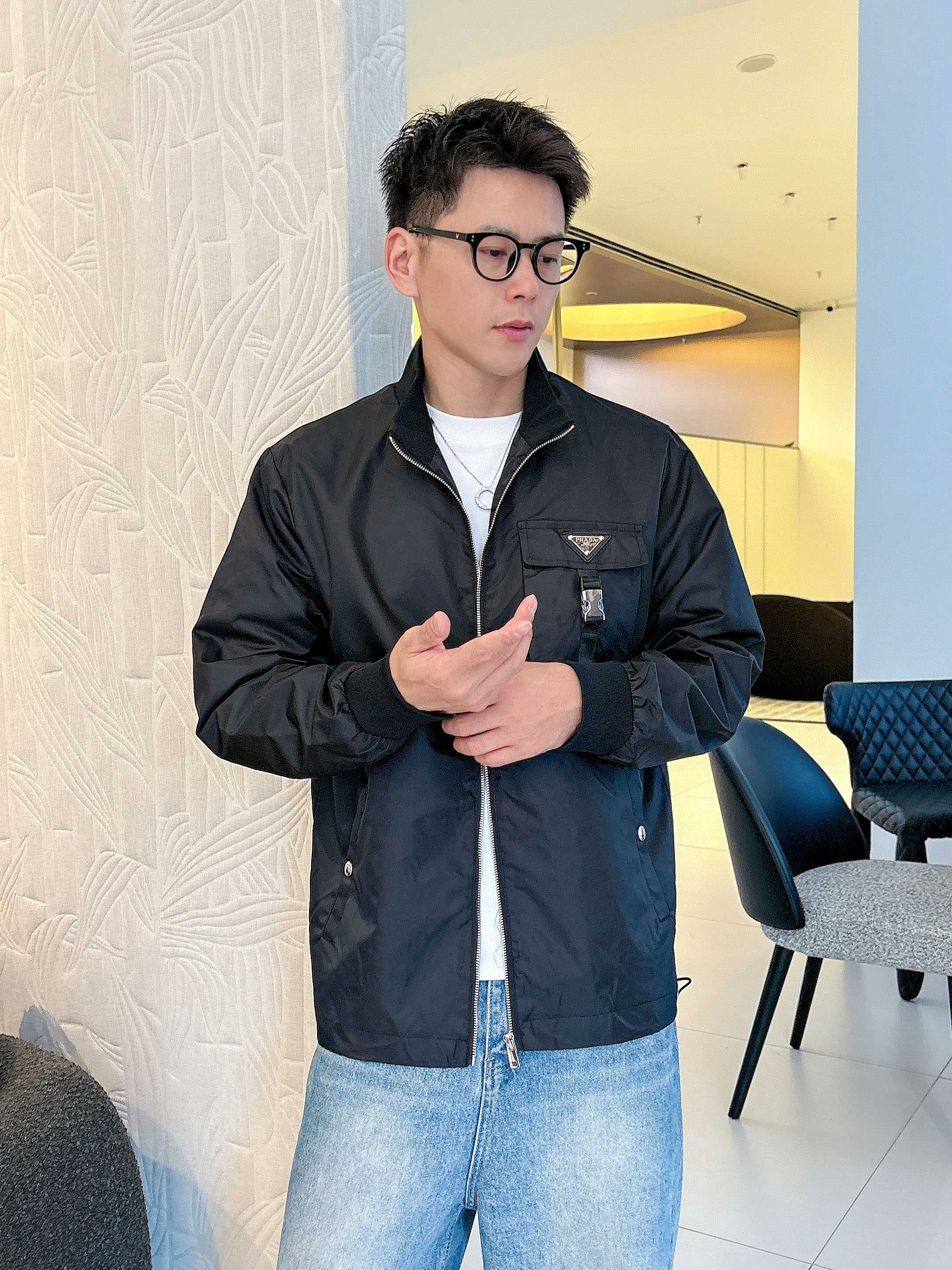 NO:745451,Prada official website same style, complete with three labels, on sale in advance. 2026ss new spring men's jacket, double-sided original single with three labels, high-end version. Custom-made fabrics at the counter. Highly breathable and comfortable, impeccable details, brand element design concept, reflecting high quality. Delicate and soft feel. Casual tailoring, excellent upper body shape. Size M～3XL, maximum wearing capacity is 195 catties., prada, jackets & coats, jackets & coats,19860909普拉达 官网同款,三标齐全,提前发售 2026ss开春新款男士夹克外套,双面穿原单三标齐全高端版本 专柜定制面料 透气舒适度高,细节无可挑剔,品牌元素设计理念,体现高品质.手感细腻柔软 呈现休闲裁剪,上身版型超赞 码数M～3XL,最大穿195斤,,prada,jackets & coats,jackets & coats,,Men's clothing