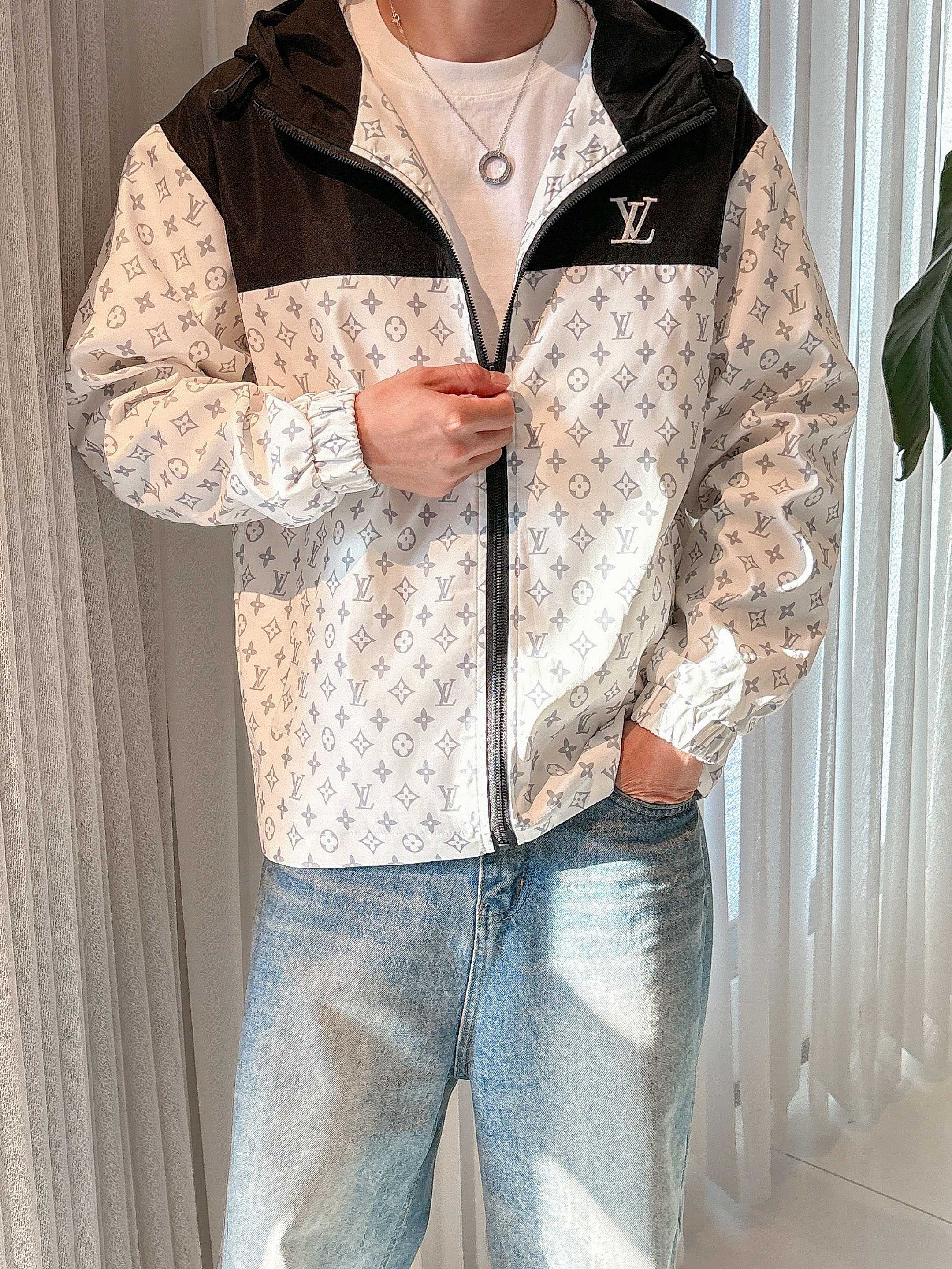 NO:745418,The same style as the LV official website, complete with three labels, sold in advance. 2026ss new spring men's jacket, reversible original single with three labels, high-end version. Custom-made fabrics at the counter. Highly breathable and comfortable, impeccable details, brand element design concept, reflecting high quality. Delicate and soft feel. Casual tailoring, excellent upper body shape. Size M~3XL, maximum wearing capacity is 195 pounds. Louis vuitton, jackets & coats,jackets & coats,19860909LV 官网同款,三标齐全,提前发售 2026ss开春新款男士夹克外套,双面穿原单三标齐全高端版本 专柜定制面料 透气舒适度高,细节无可挑剔,品牌元素设计理念,体现高品质.手感细腻柔软 呈现休闲裁剪,上身版型超赞 码数M～3XL,最大穿195斤,,louis vuitton,jackets & coats,jackets & coats,,Men's clothing