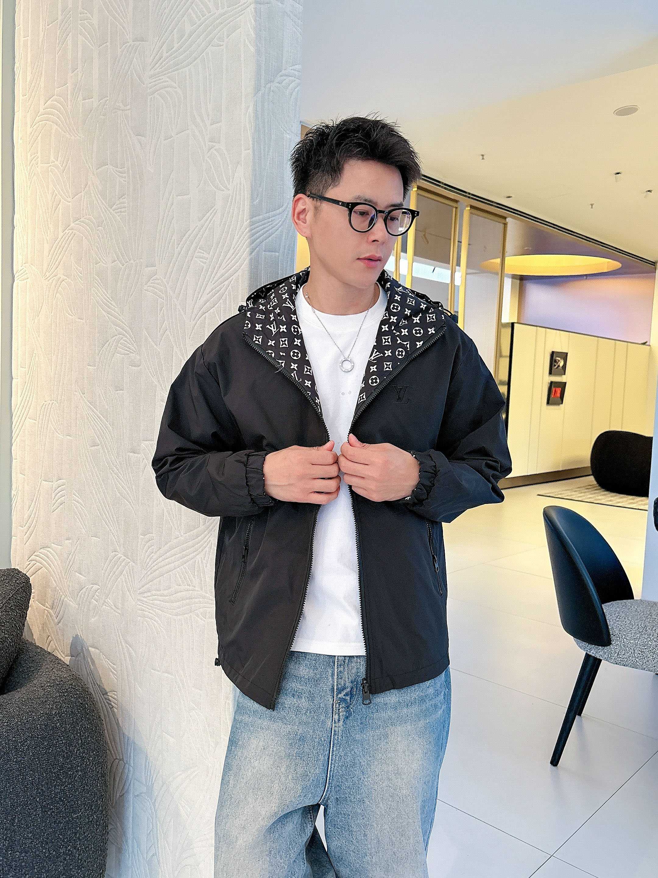 NO:745424,The same style as the LV official website, complete with three labels, on sale in advance. 2026ss spring new men's reversible jacket, reversible original single with three labels, high-end version. Custom-made fabrics at the counter. Highly breathable and comfortable, impeccable details, brand element design concept, reflecting high quality. Delicate and soft feel. Casual tailoring, excellent upper body shape. Size M~3XL, maximum wear 195 catties., louis vuitton, jackets & coats, jackets &  coats,19860909LV 官网同款,三标齐全,提前发售 2026ss开春新款男士双面穿夹克外套,双面穿原单三标齐全高端版本 专柜定制面料 透气舒适度高,细节无可挑剔,品牌元素设计理念,体现高品质.手感细腻柔软 呈现休闲裁剪,上身版型超赞 码数M～3XL,最大穿195斤,,louis vuitton,jackets & coats,jackets & coats,,Men's clothing