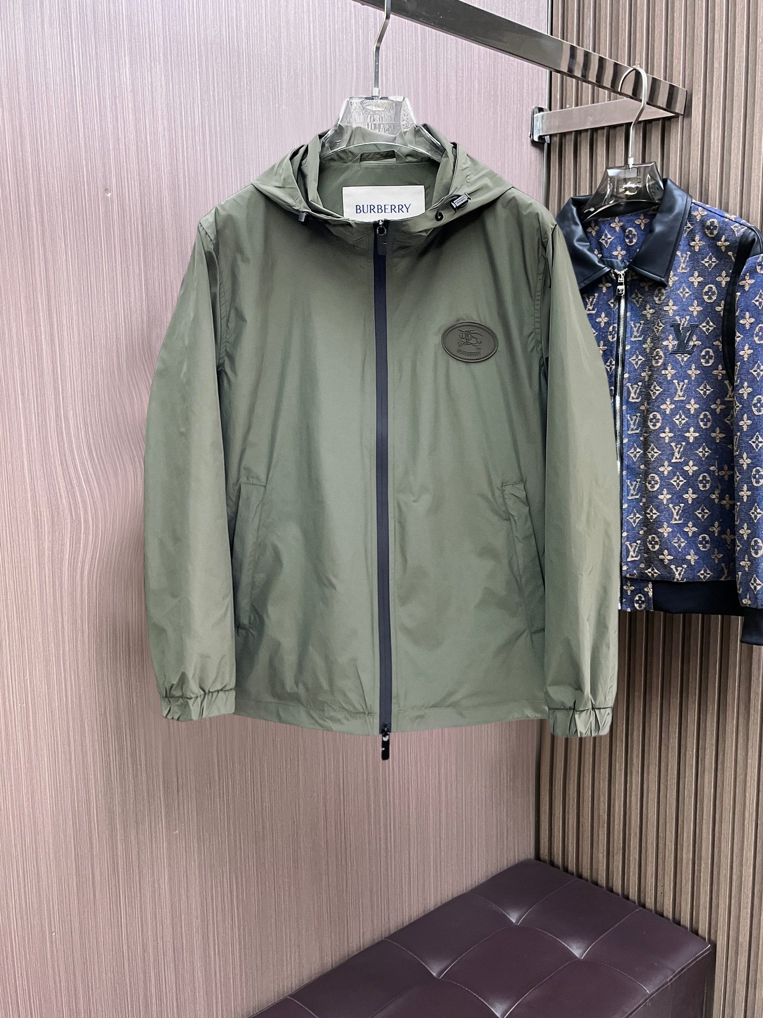 NO:761686,Same style as Burberry official website, on sale in advance!  2026ss new spring men's jackets, original high-end version with three standards!  With hidden hood, custom-made fabrics at the counter, highly breathable and comfortable, impeccable details, brand element design concept, reflecting high quality. It feels delicate and soft!  It presents a casual cut and the upper body shape is awesome!  Size M～3XL, maximum wearing capacity is 195 catties.,,burberry,jackets & coats,jackets & coats,hats,19860909巴宝莉 官网同款,提前发售！2026ss开春新款男士夹克外套,原单三标齐全高端版本！带隐藏帽,专柜定制面料 透气舒适度高,细节无可挑剔,品牌元素设计理念,体现高品质.手感细腻柔软！呈现休闲裁剪,上身版型超赞！码数M～3XL,最大穿195斤.,,burberry,jackets & coats,jackets & coats,hats,,Men's clothing