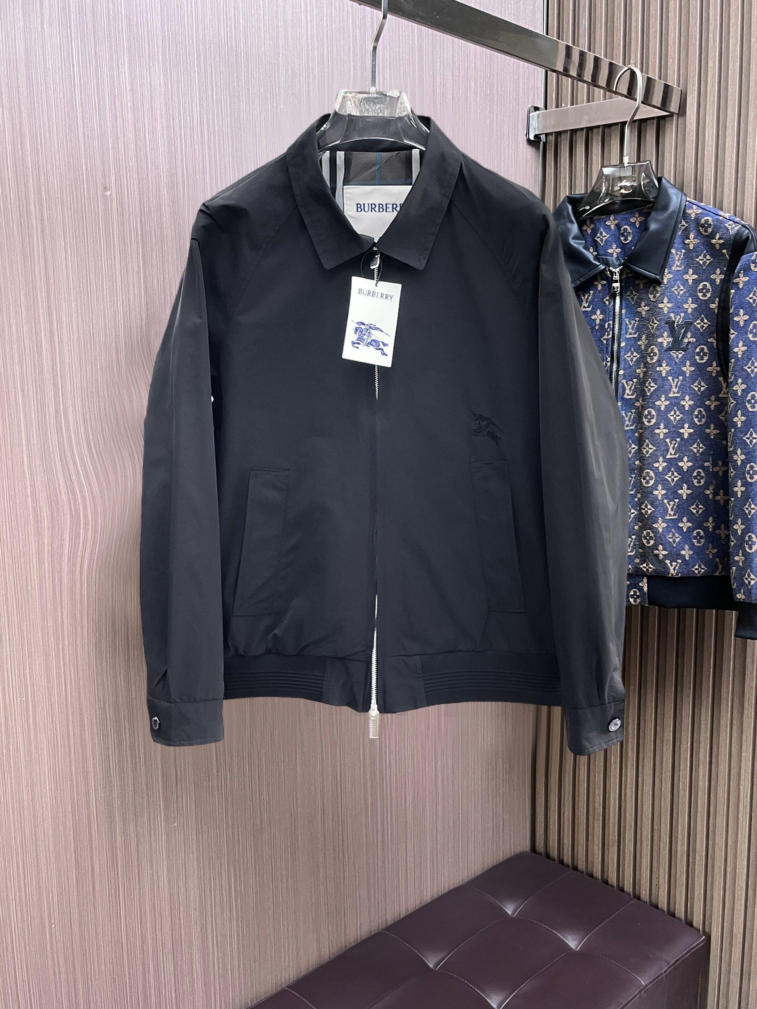 NO:761696,Same style as Burberry official website, on sale in advance!  2026ss new spring men's jackets, original high-end version with three standards!  With hidden hood, custom-made fabrics at the counter, highly breathable and comfortable, impeccable details, brand element design concept, reflecting high quality. It feels delicate and soft!  It presents a casual cut and the upper body shape is awesome!  Size M～3XL, maximum wearing capacity is 195 catties.,,burberry,jackets & coats,jackets & coats,hats,19860909巴宝莉 官网同款,提前发售！2026ss开春新款男士夹克外套,原单三标齐全高端版本！带隐藏帽,专柜定制面料 透气舒适度高,细节无可挑剔,品牌元素设计理念,体现高品质.手感细腻柔软！呈现休闲裁剪,上身版型超赞！码数M～3XL,最大穿195斤.,,burberry,jackets & coats,jackets & coats,hats,,Men's clothing