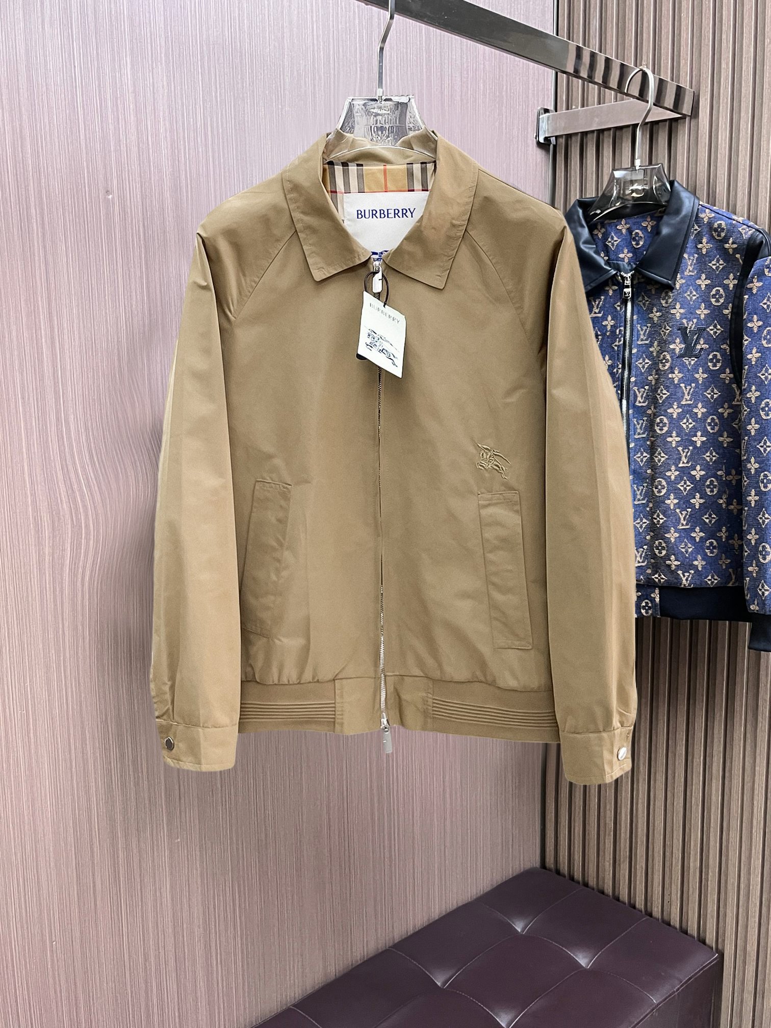 NO:761701,Same style as Burberry official website, on sale in advance!  2026ss new spring men's jackets, original high-end version with three standards!  With hidden hood, custom-made fabrics at the counter, highly breathable and comfortable, impeccable details, brand element design concept, reflecting high quality. It feels delicate and soft!  It presents a casual cut and the upper body shape is awesome!  Size M～3XL, maximum wearing capacity is 195 catties.,,burberry,jackets & coats,jackets & coats,hats,19860909巴宝莉 官网同款,提前发售！2026ss开春新款男士夹克外套,原单三标齐全高端版本！带隐藏帽,专柜定制面料 透气舒适度高,细节无可挑剔,品牌元素设计理念,体现高品质.手感细腻柔软！呈现休闲裁剪,上身版型超赞！码数M～3XL,最大穿195斤.,,burberry,jackets & coats,jackets & coats,hats,,Men's clothing