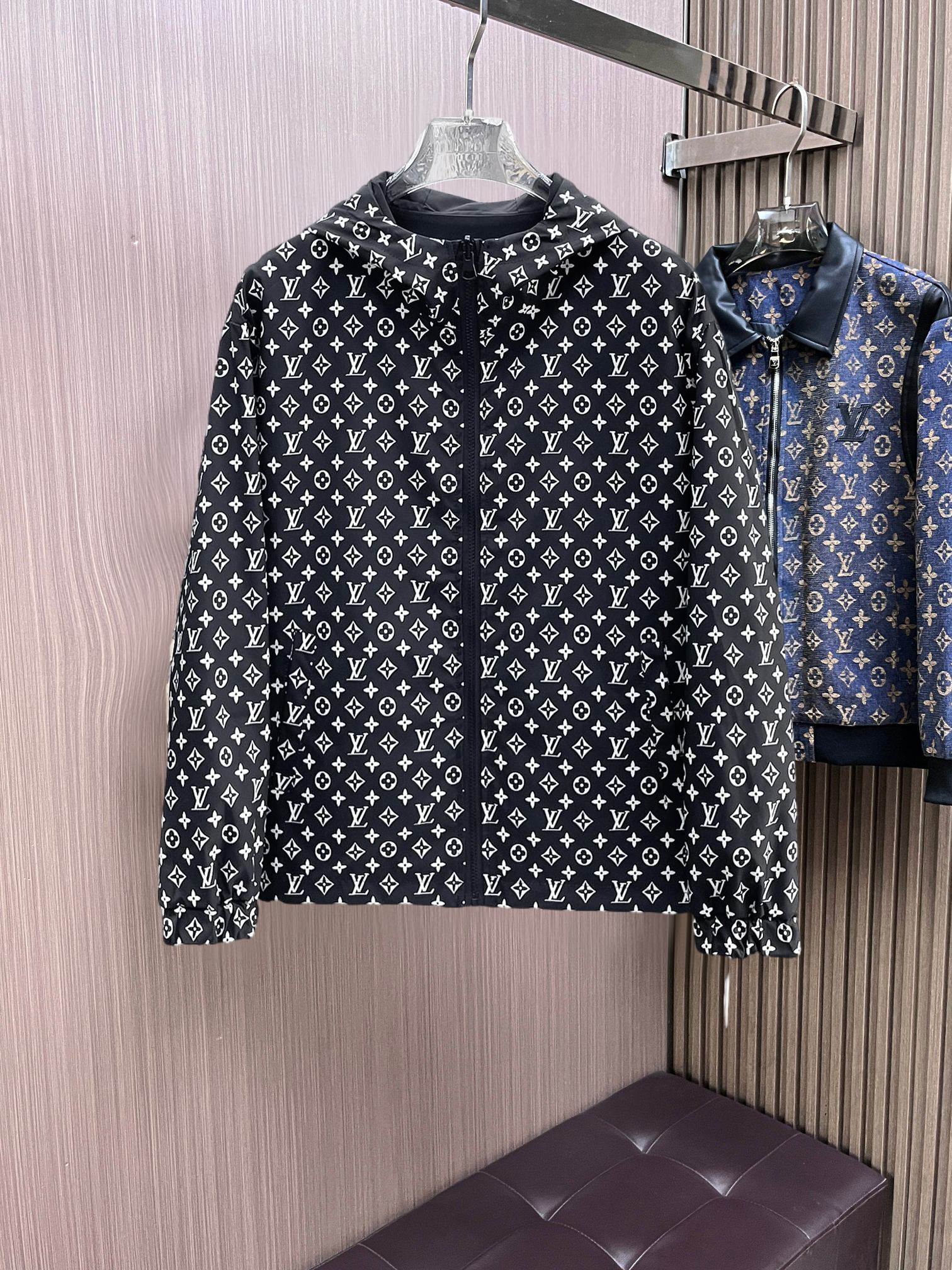 NO:761706,Same style as LV official website, on sale in advance!  2026ss spring new men's reversible jacket, original single and three-label complete high-end version!  With hidden hood, custom-made fabrics at the counter, highly breathable and comfortable, impeccable details, brand element design concept, reflecting high quality. It feels delicate and soft!  It presents a casual cut and the upper body shape is awesome!  Size M～3XL, maximum wear is 195kg.,,louis vuitton,jackets & coats,jackets & coats,hats,19860909LV 官网同款,提前发售！2026ss开春新款男士双面穿夹克外套,原单三标齐全高端版本！带隐藏帽,专柜定制面料 透气舒适度高,细节无可挑剔,品牌元素设计理念,体现高品质.手感细腻柔软！呈现休闲裁剪,上身版型超赞！码数M～3XL,最大穿195斤.,,louis vuitton,jackets & coats,jackets & coats,hats,,Men's clothing